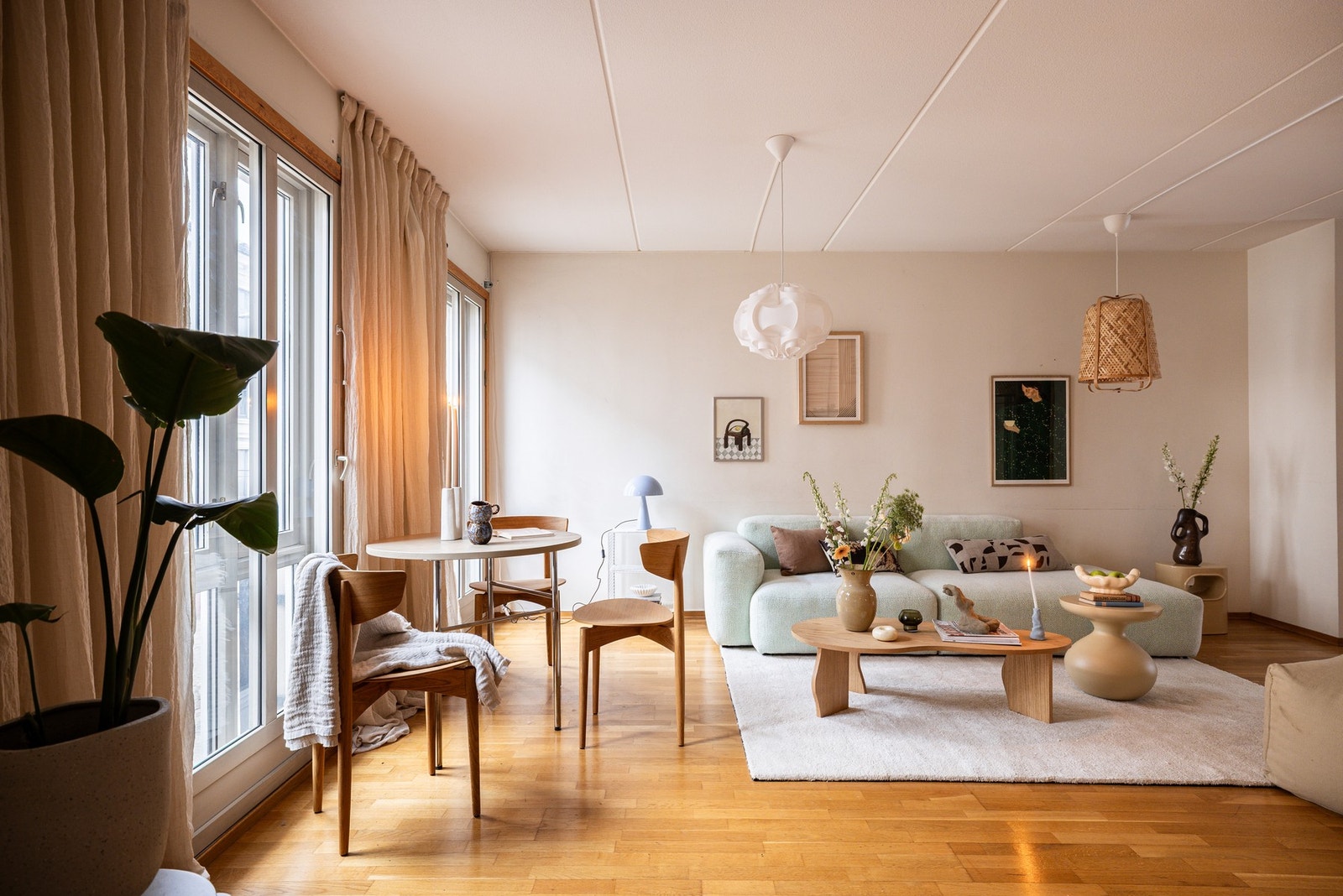 Stuen er det naturlige oppholdsrommet i leiligheten, og er et lyst og hyggelig rom. Galleribilde