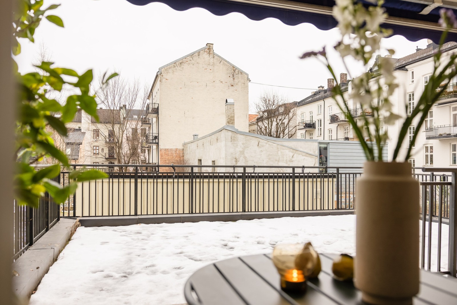 Svalgangen og terrassen vender mot vest som sørger for gode solforhold på ettermiddag og kveld. Galleribilde