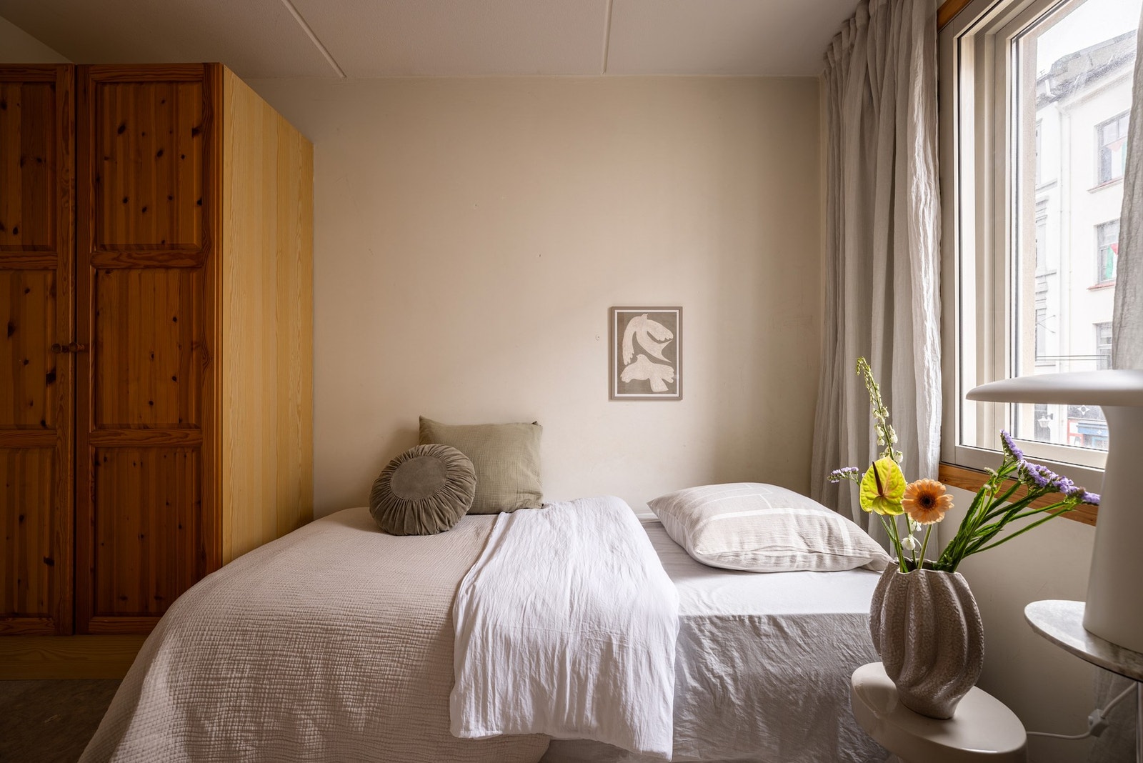 Soverom 2 har adkomst fra stuen og passer perfekt som barnerom, gjesterom eller kontor. Galleribilde