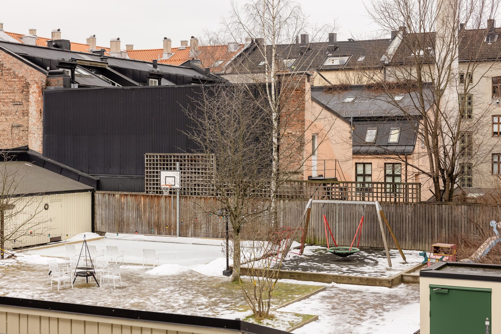 Bakgården er pent opparbeidet med bla. plenarealer, belegningsstein, beplantninger, lekeplass og flere sittegrupper. Galleribilde