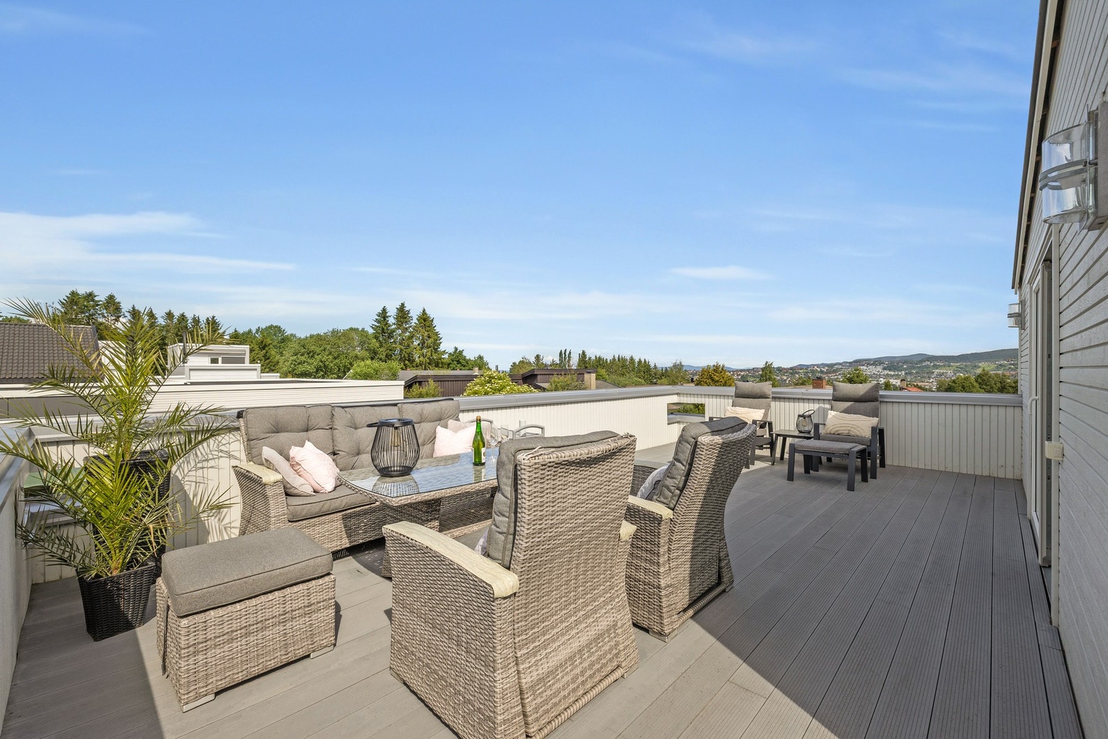 Her er det god plass til både spise- og loungegruppe. Galleribilde