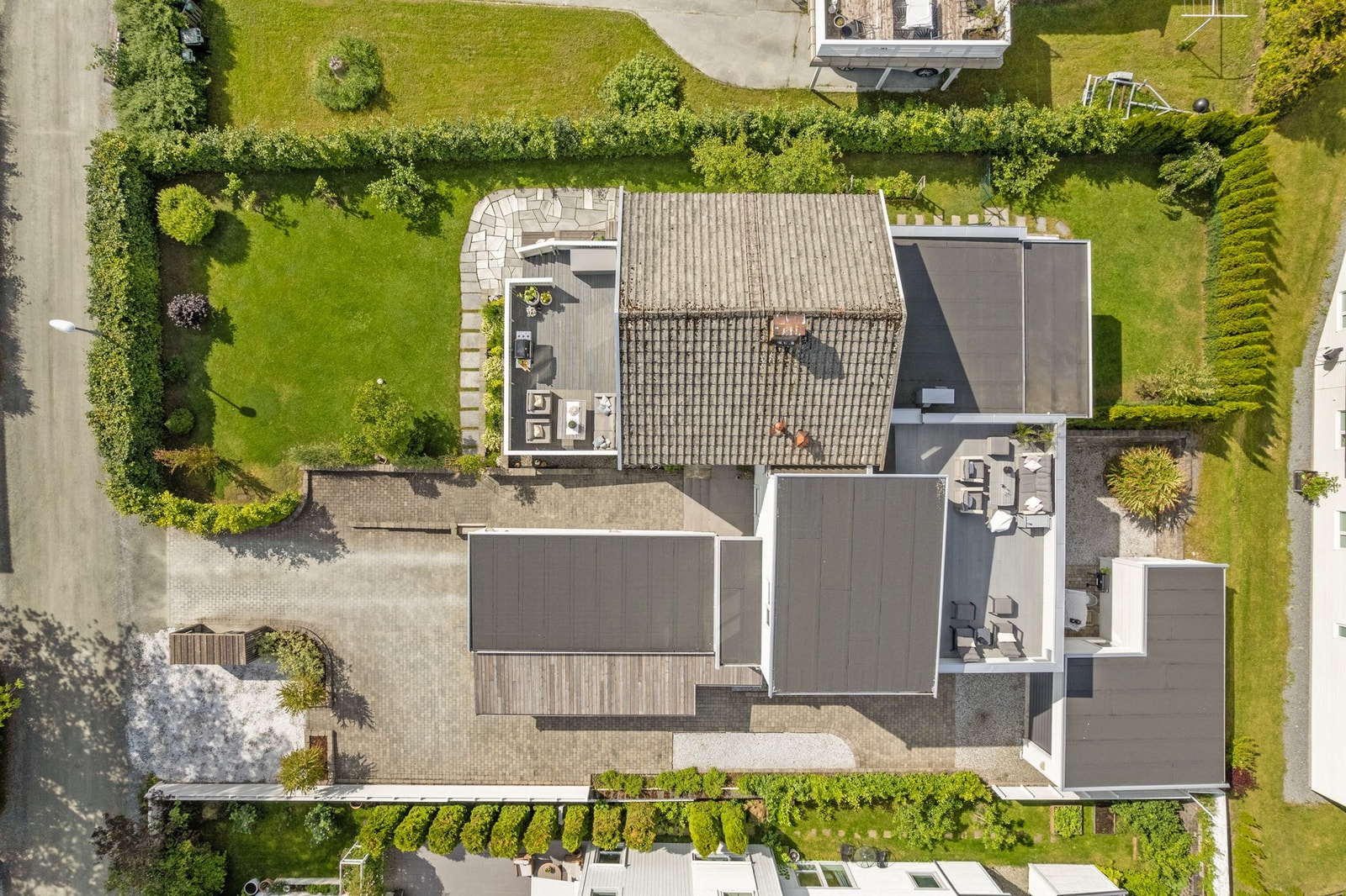 Den nesten 1 mål store tomten er opparbeidet med bistand fra landskapsarkitekt og fremstår som en frodig og gjennomtenkt hage med variert beplantning, lune sitteplasser og flere private soner.
- Sommerbilder tatt i 2025 i forbindelse med planlagt salg. Galleribilde