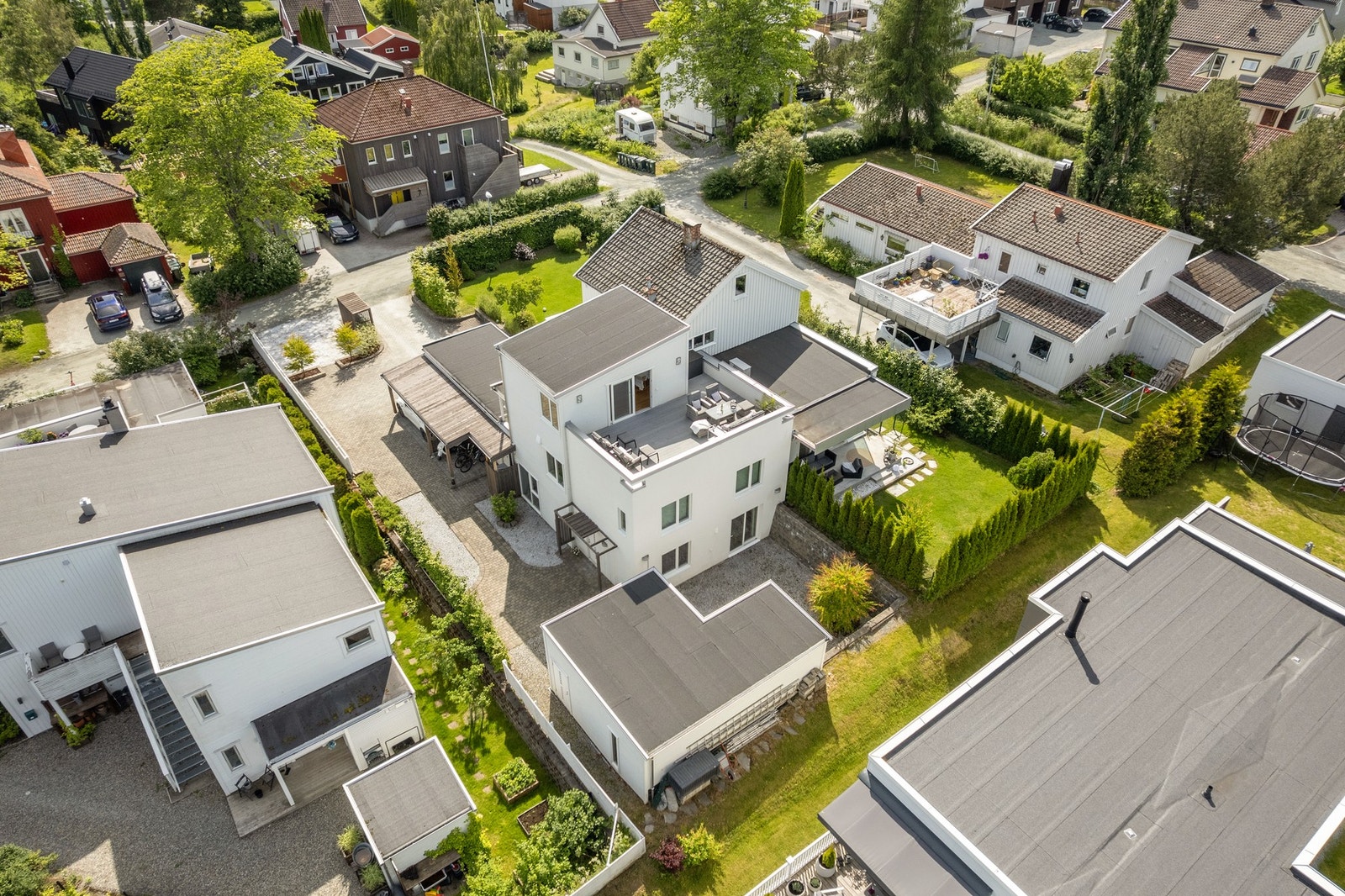 Pent opparbeidet hage med nøye planlagt beplantning utført av landskapsarkitekt. Galleribilde