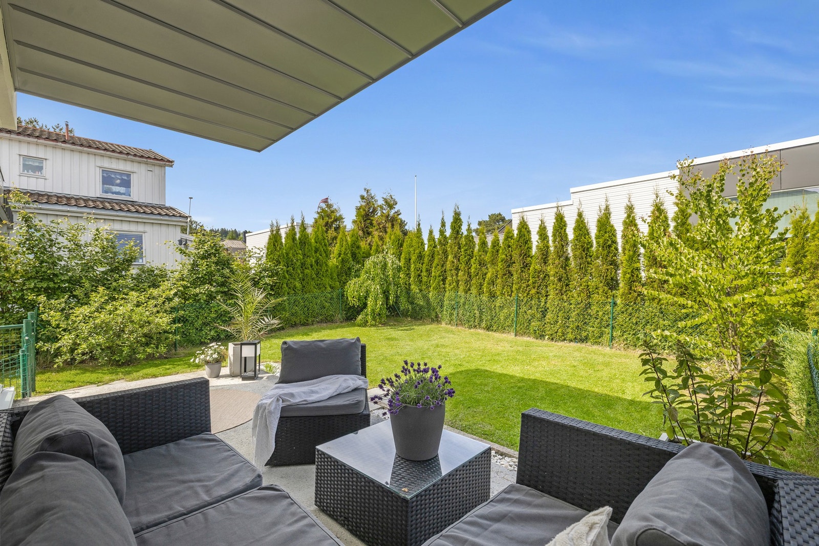 Hekken skjermer godt for innsyn fra naboer. Galleribilde