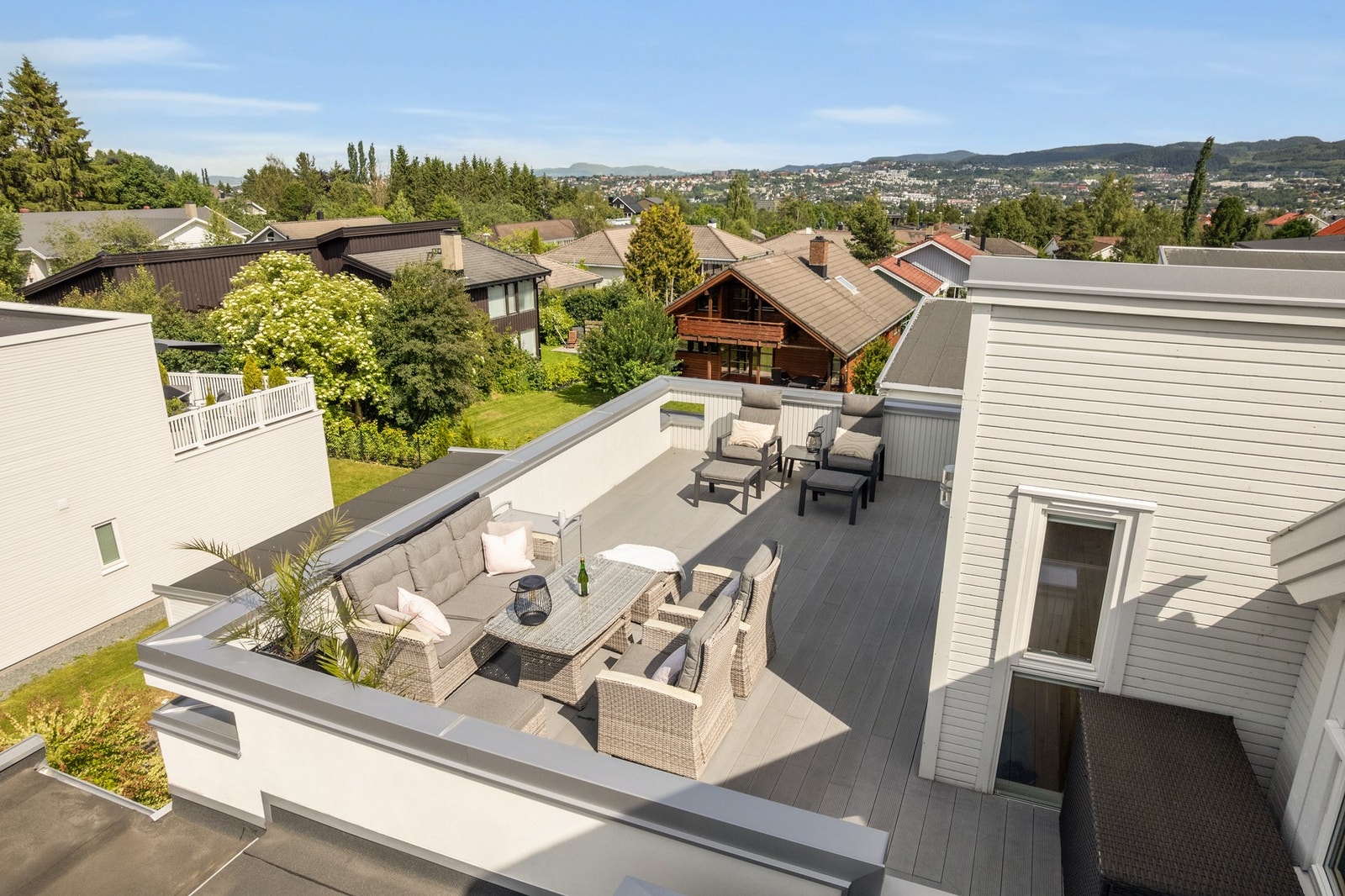 Takterrasse.
Solrik takterrasse med fantastiske utsiktsforhold. Galleribilde