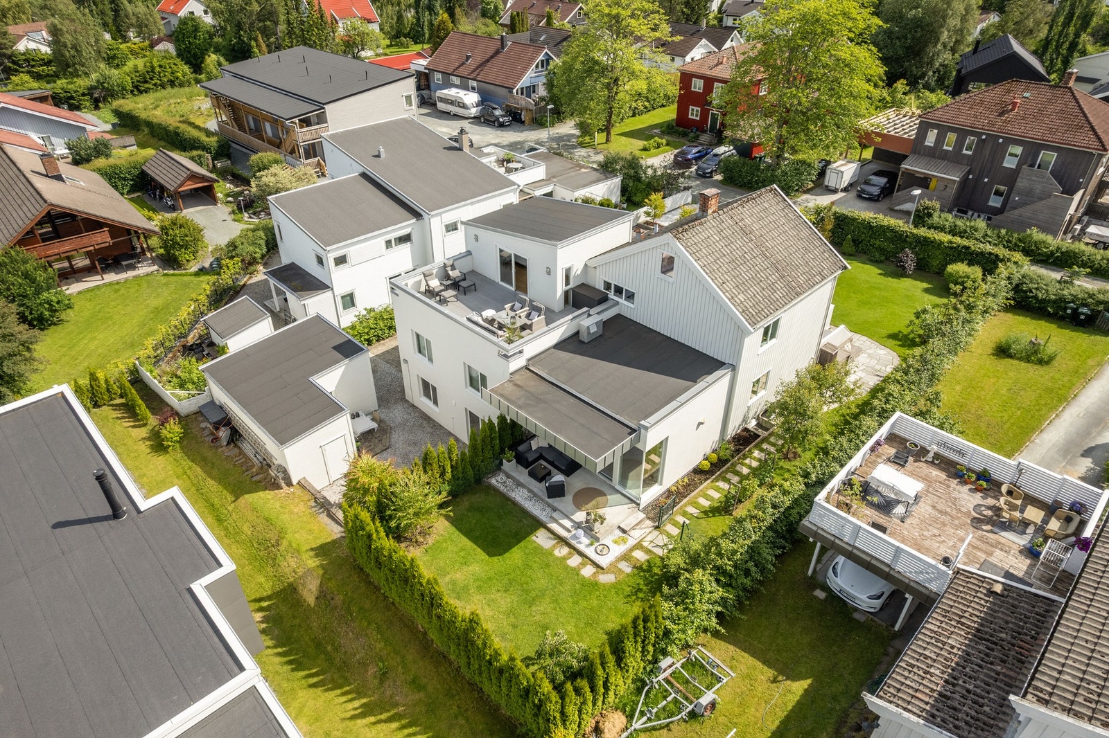 Pent opparbeidet hage med nøye planlagt beplantning utført av landskapsarkitekt. Galleribilde