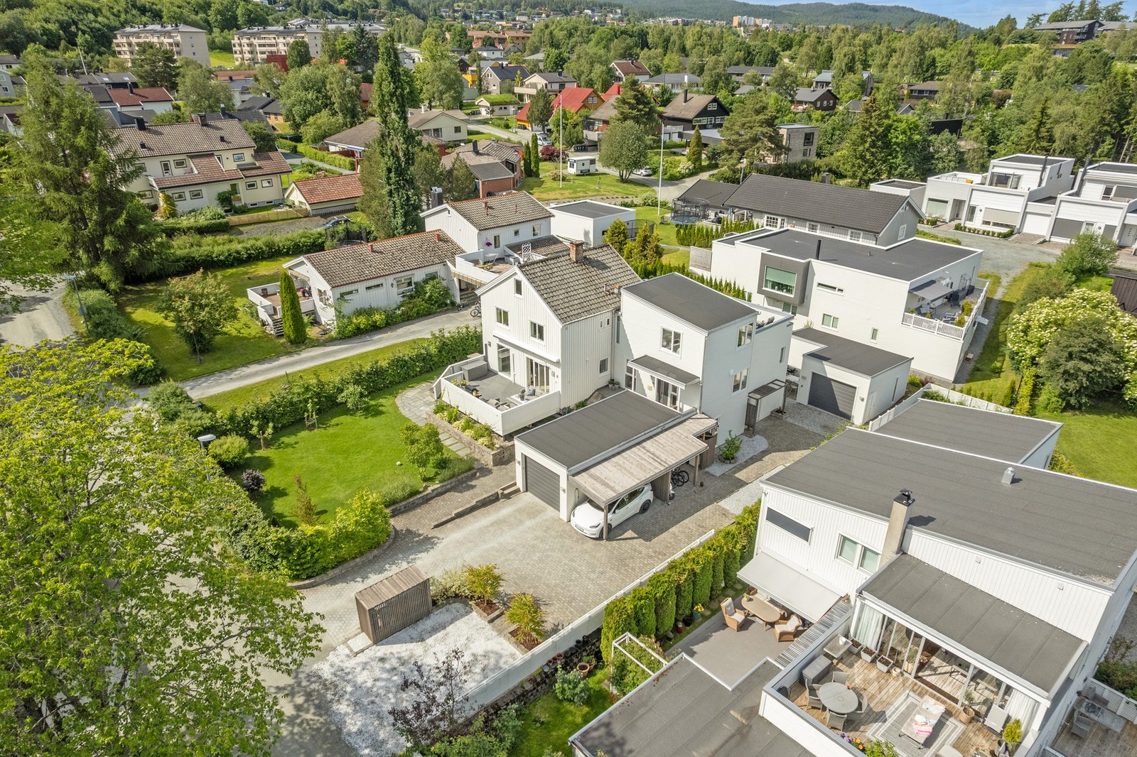 Eiendommen ligger i en rolig og lite trafikkert gate uten gjennomgangstrafikk. Galleribilde