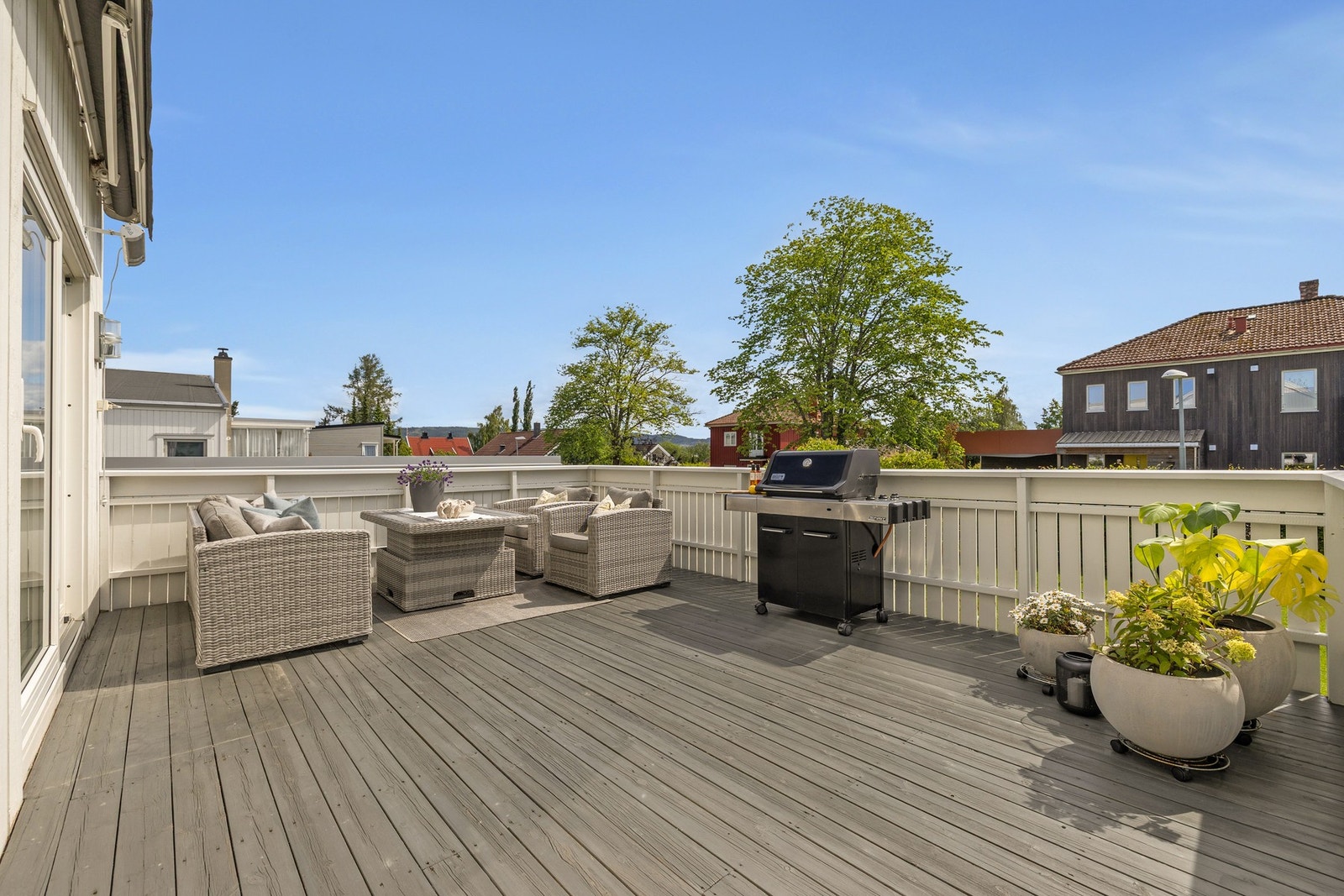 God plass til flere sittegrupper og grill. Galleribilde