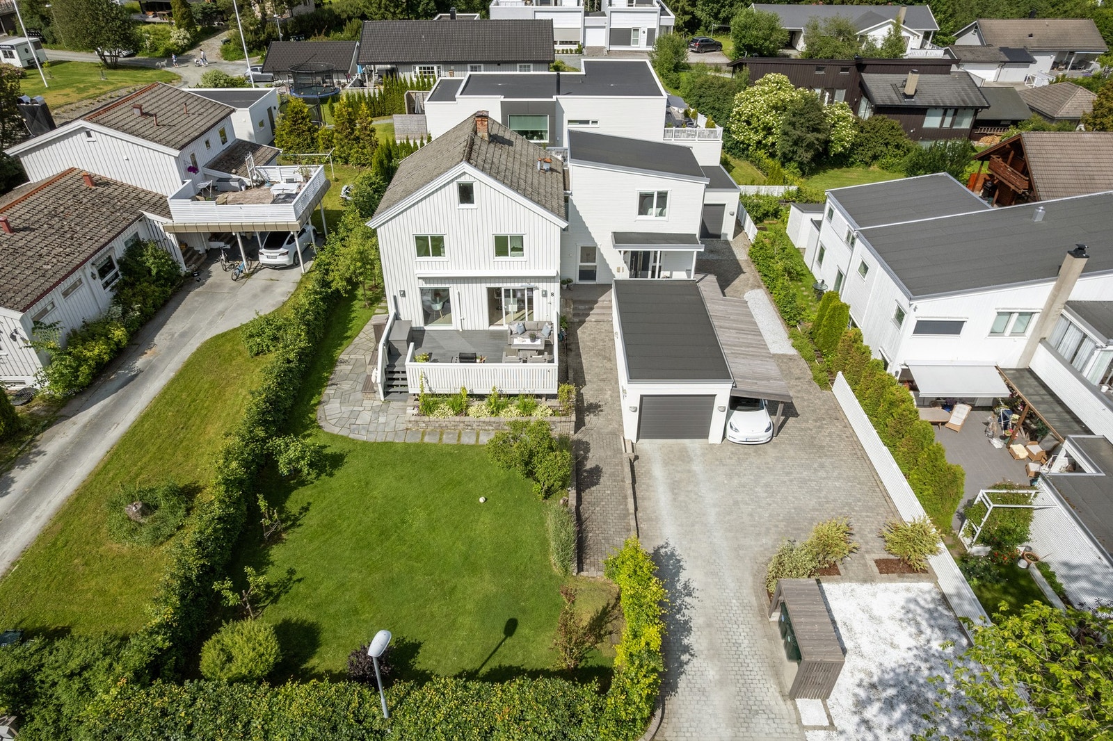 Boligen har etterspurt og attraktiv beliggenhet på Havstein, i et veletablert nabolag med en stor andel barnefamilier og kort vei til alle skoletrinn.
- Sommerbilder tatt i 2025 i forbindelse med planlagt salg. Galleribilde