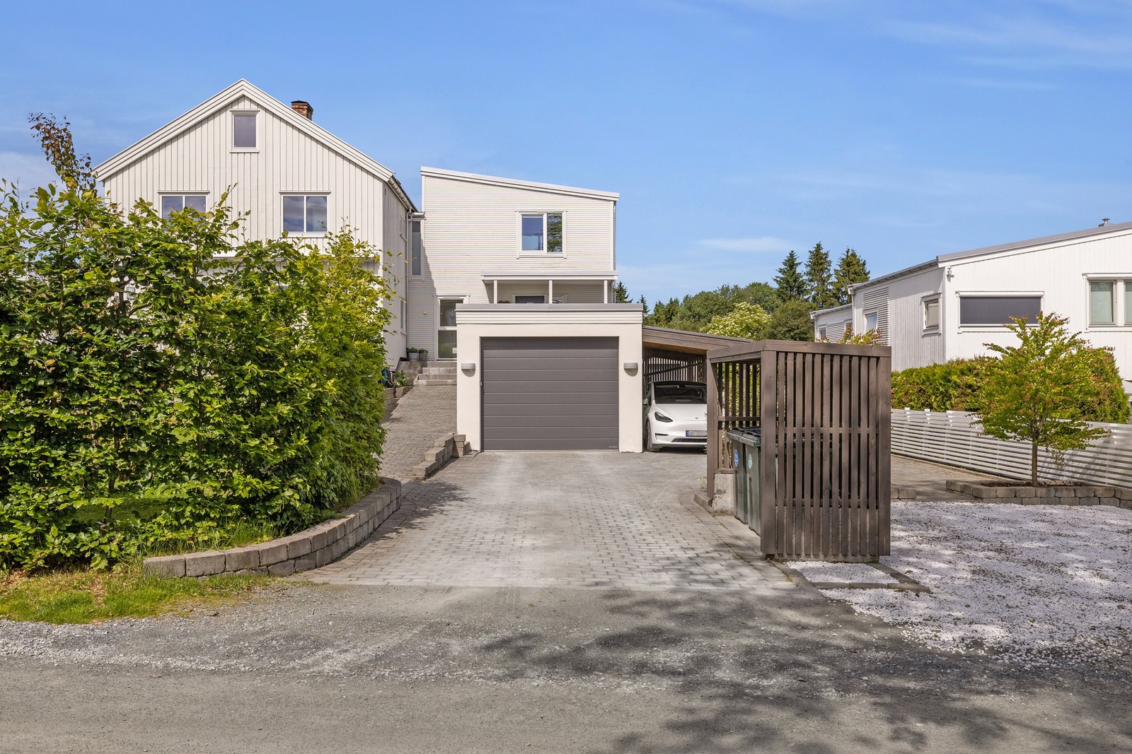 Lite innsyn fra veien. Galleribilde