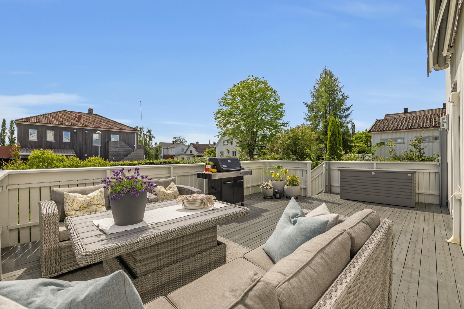 Fra kjøkkenet er det direkte tilgang til sørvest-vendt terrasse på 28 kvm med lun solvegg. Galleribilde