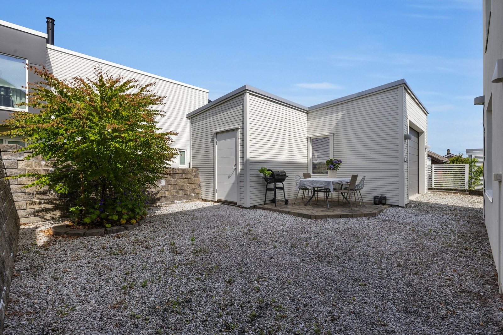 Hyggelig sitteplass utenfor utleiedel. Lagring i garasjen brukes av huseier. Galleribilde