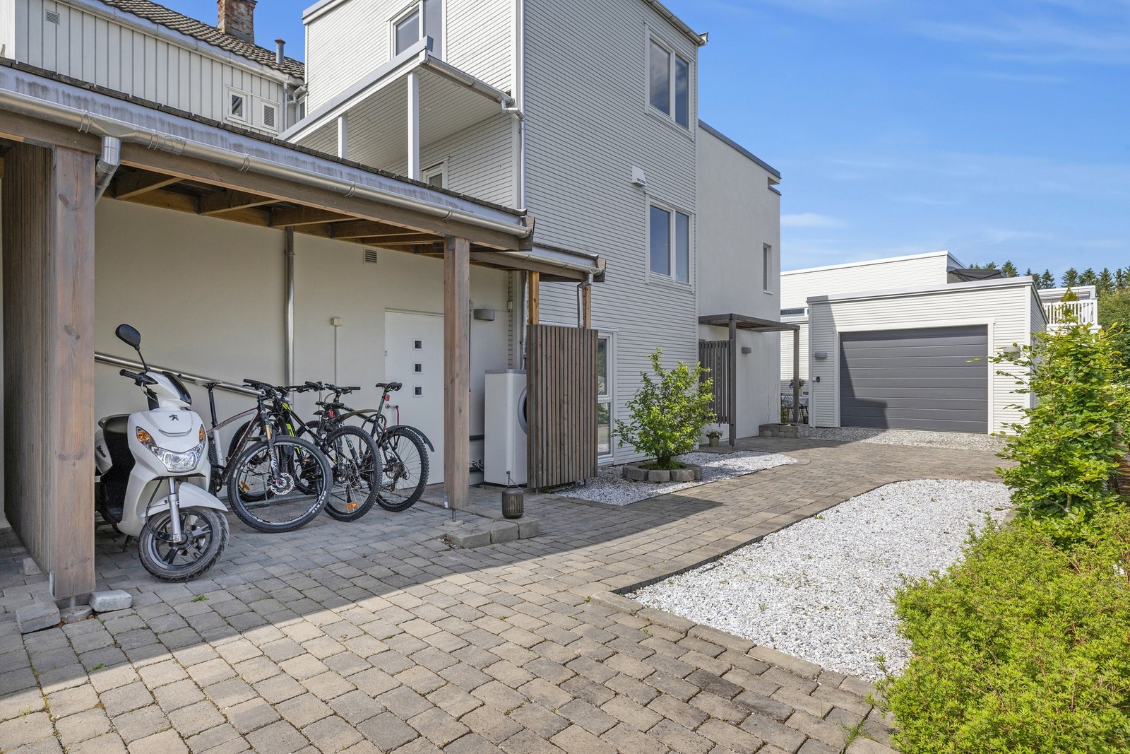 God plass under tak til oppstilling av sykler og utstyr. Galleribilde