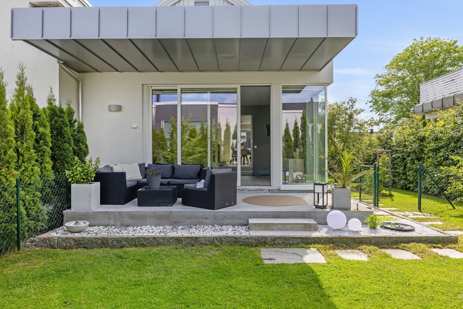 Takoverbygget lar utemøblene stå tørt på regnværsdager. Galleribilde