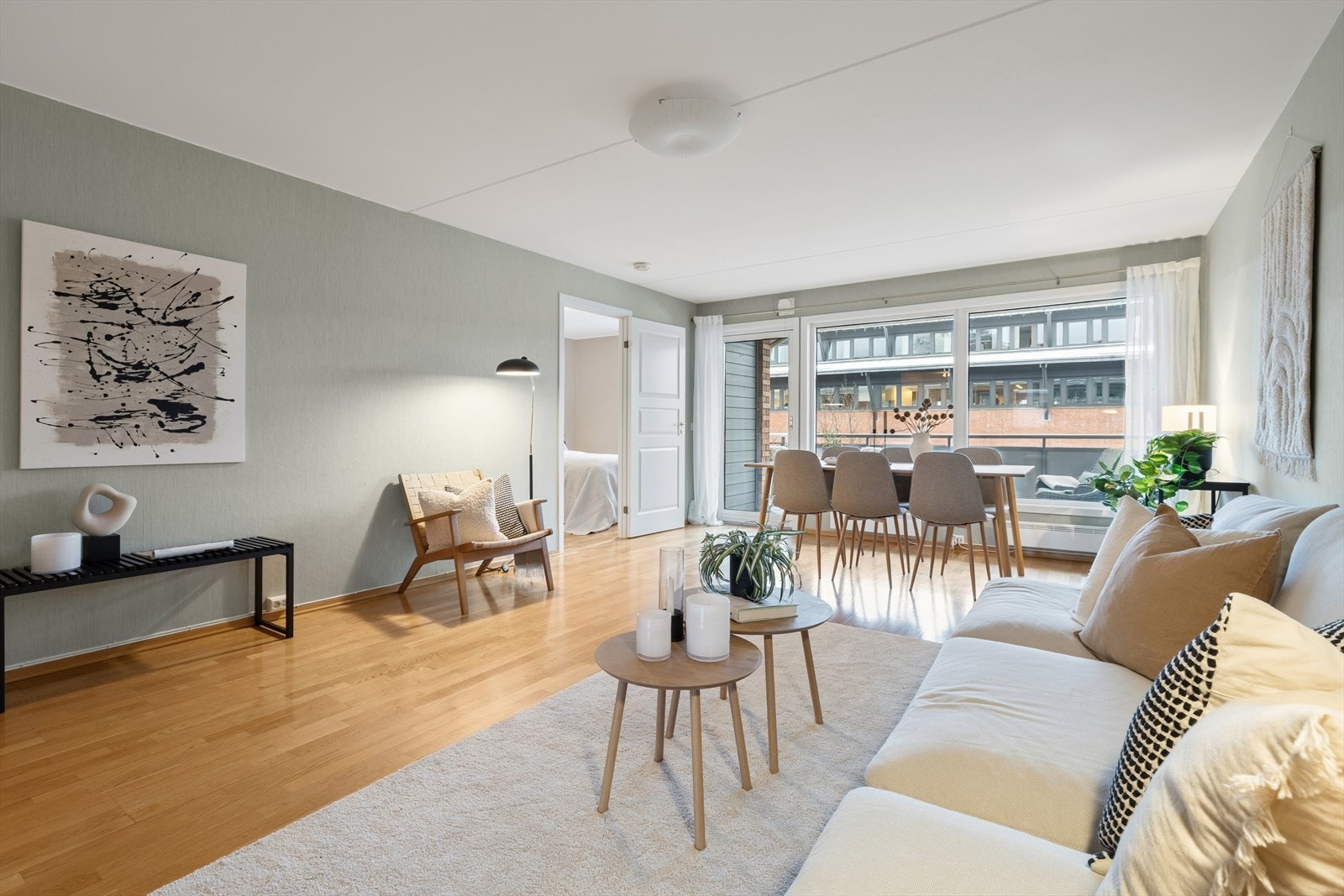 Lys og innbydende stue med flere møbleringsmuligheter. Galleribilde