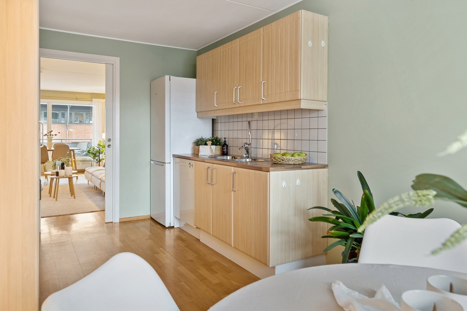 Det er avsatt plass til hvitevarer i innredningen. Vedr. hvitevarer se pkt. "løsøre og tilbehør" i salgsoppgaven. Galleribilde