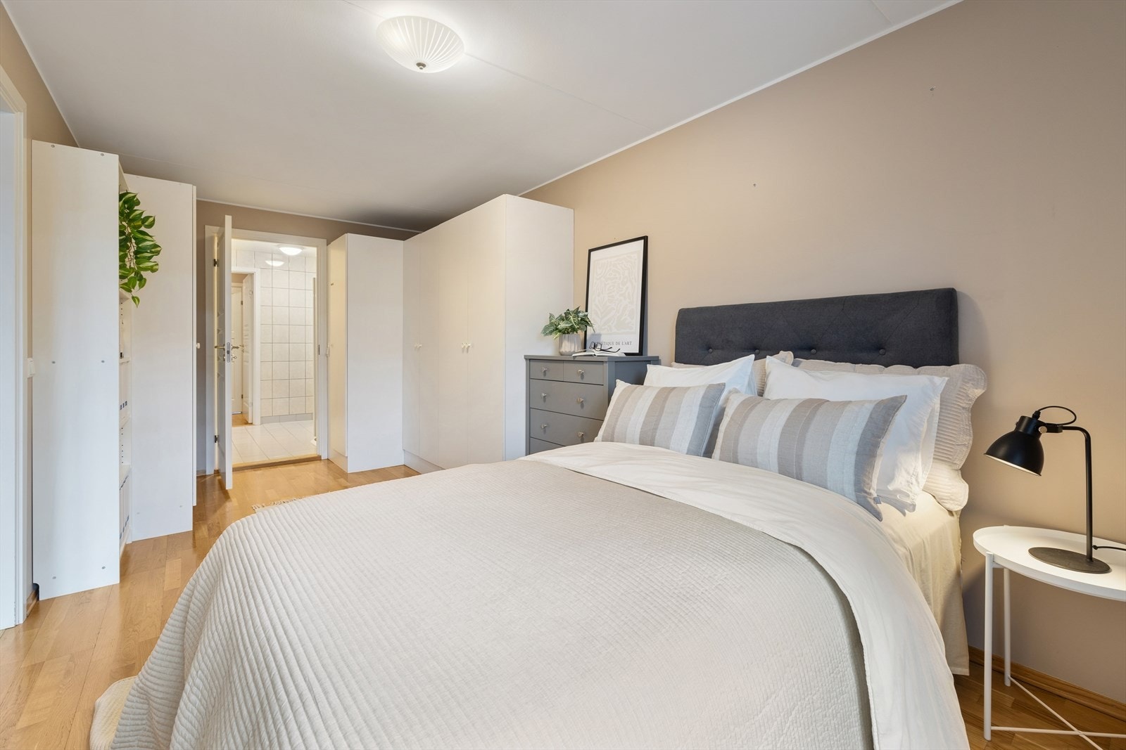 Hovedsoverommet har direkte adkomst til baderommet. Galleribilde