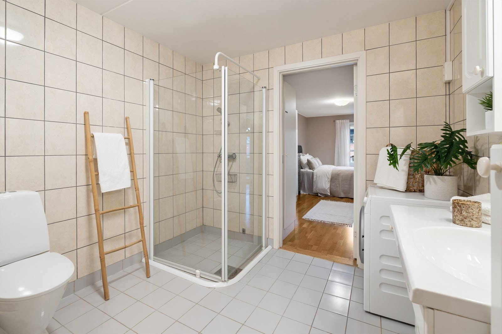 Badet/vaskerommet har flislagte overflater og varmekabler i gulv. Galleribilde