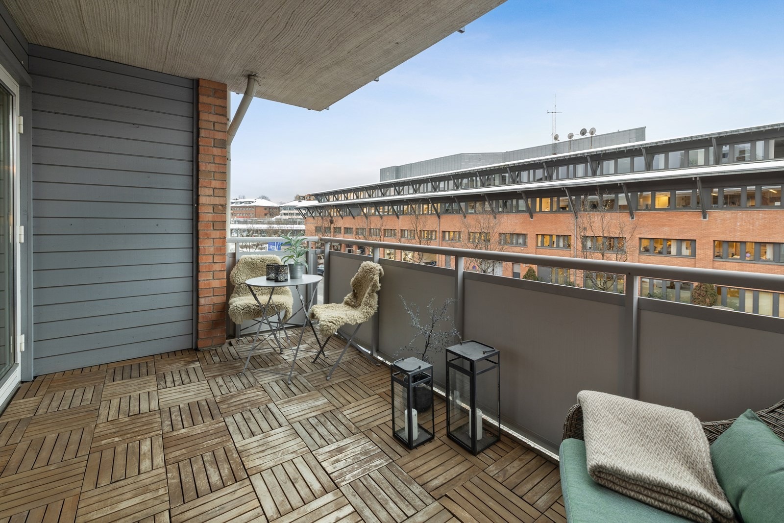 Utgang fra stuen til en 10 kvm balkong. Galleribilde