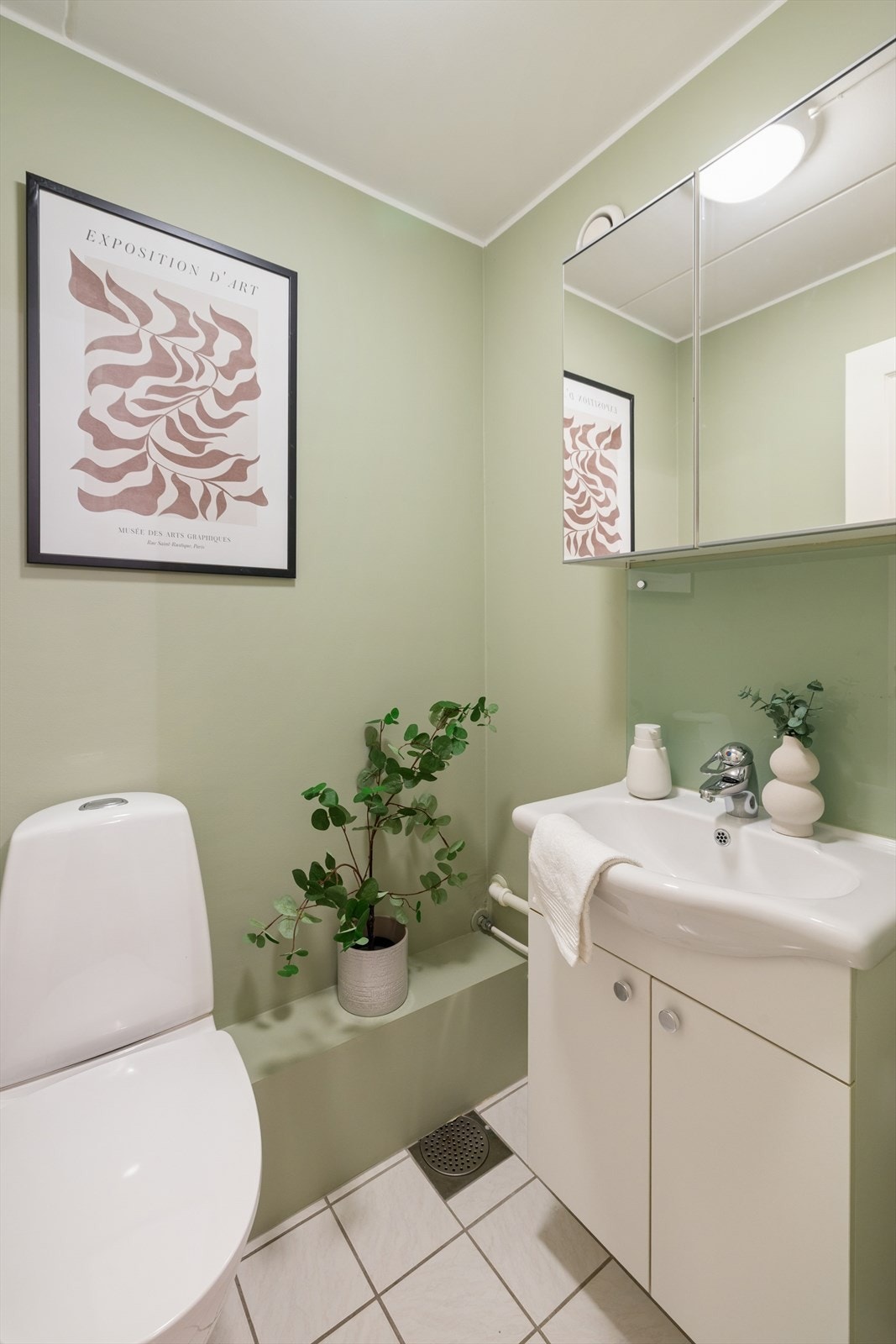 I leiligheten finnes også et separat toalettrom med en servant, speilskap og et nyere toalett. Galleribilde