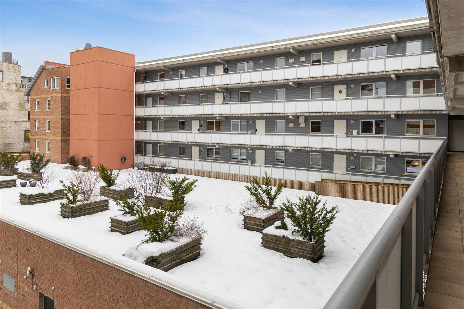 Leiligheten har tilgang til sameiets store fellesterrasse i atrium i 2. etasje, som er hellebelagt og utstyrt med flere felles sittegrupper og prydplanter. Galleribilde