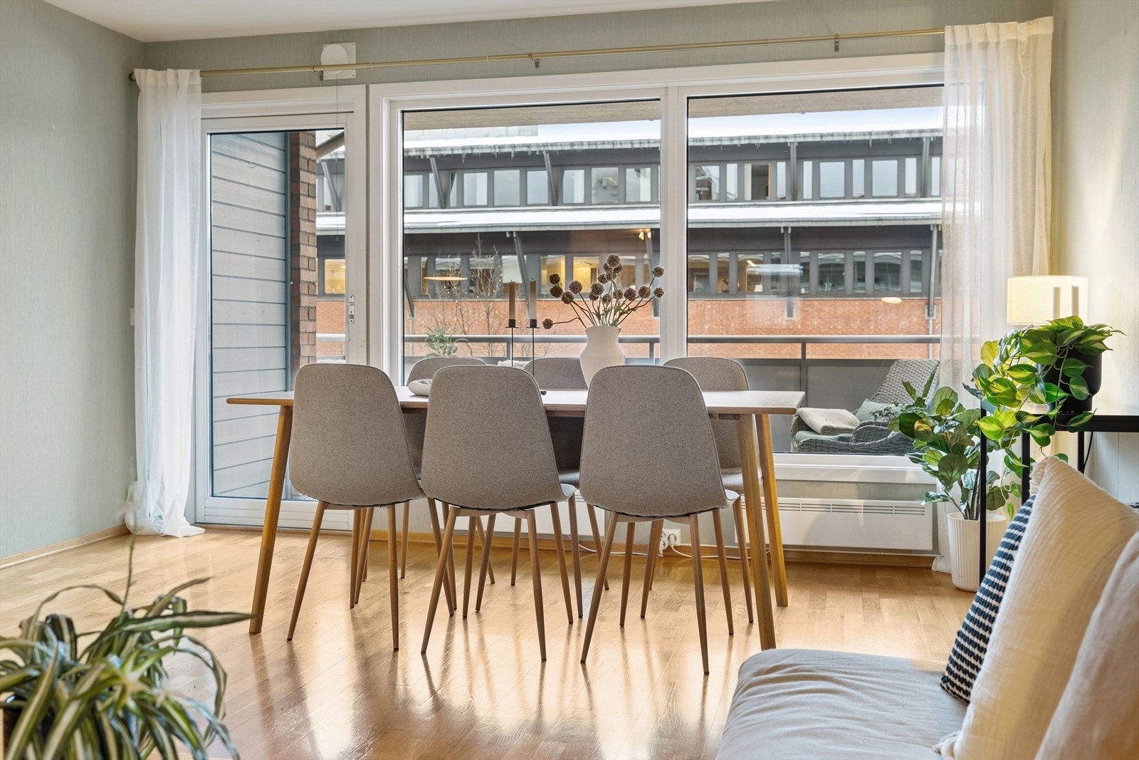 De store vindusflatene slipper inn godt med lys i leiligheten. Galleribilde