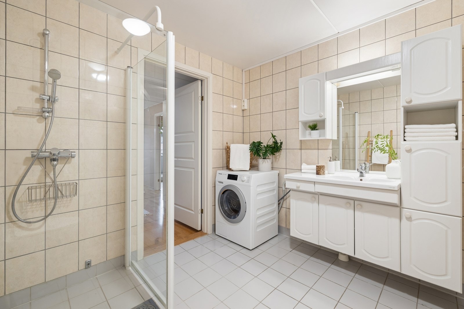 Innredningen består av hvite profilerte fronter, servant, speil med overliggende lys, dusj og et nyere toalett. Det er i tillegg opplegg for vaskemaskin. Galleribilde