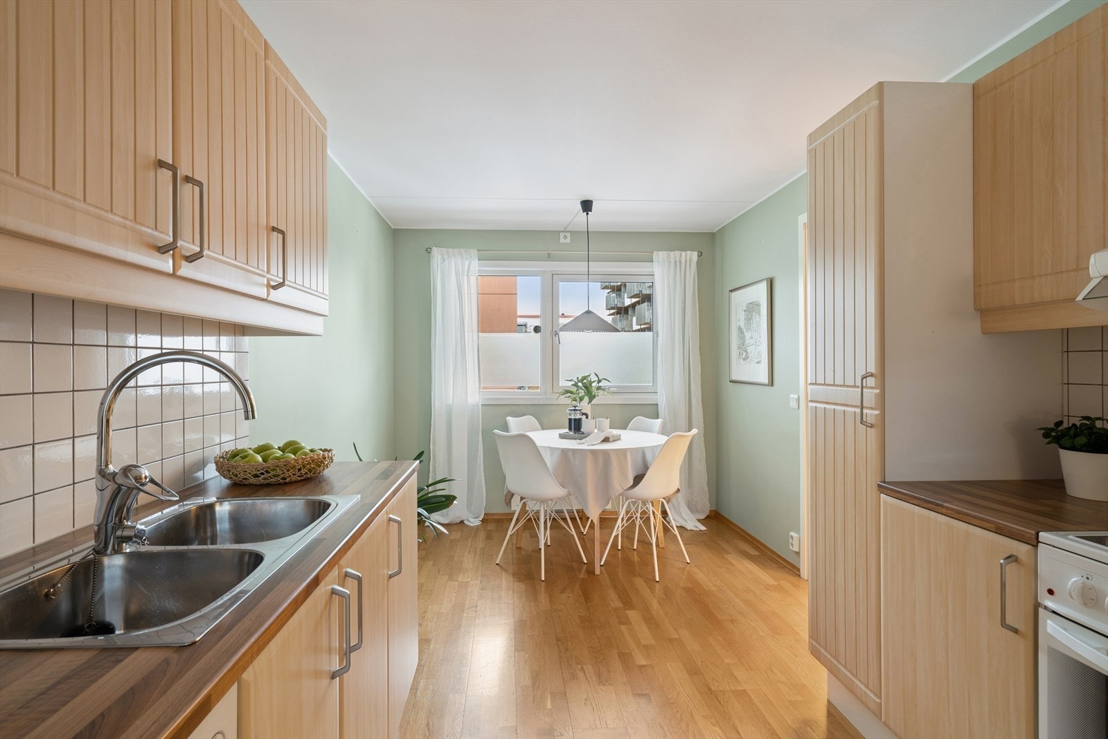 Adskilt kjøkken med god plass til spisebord ved vindu. Galleribilde