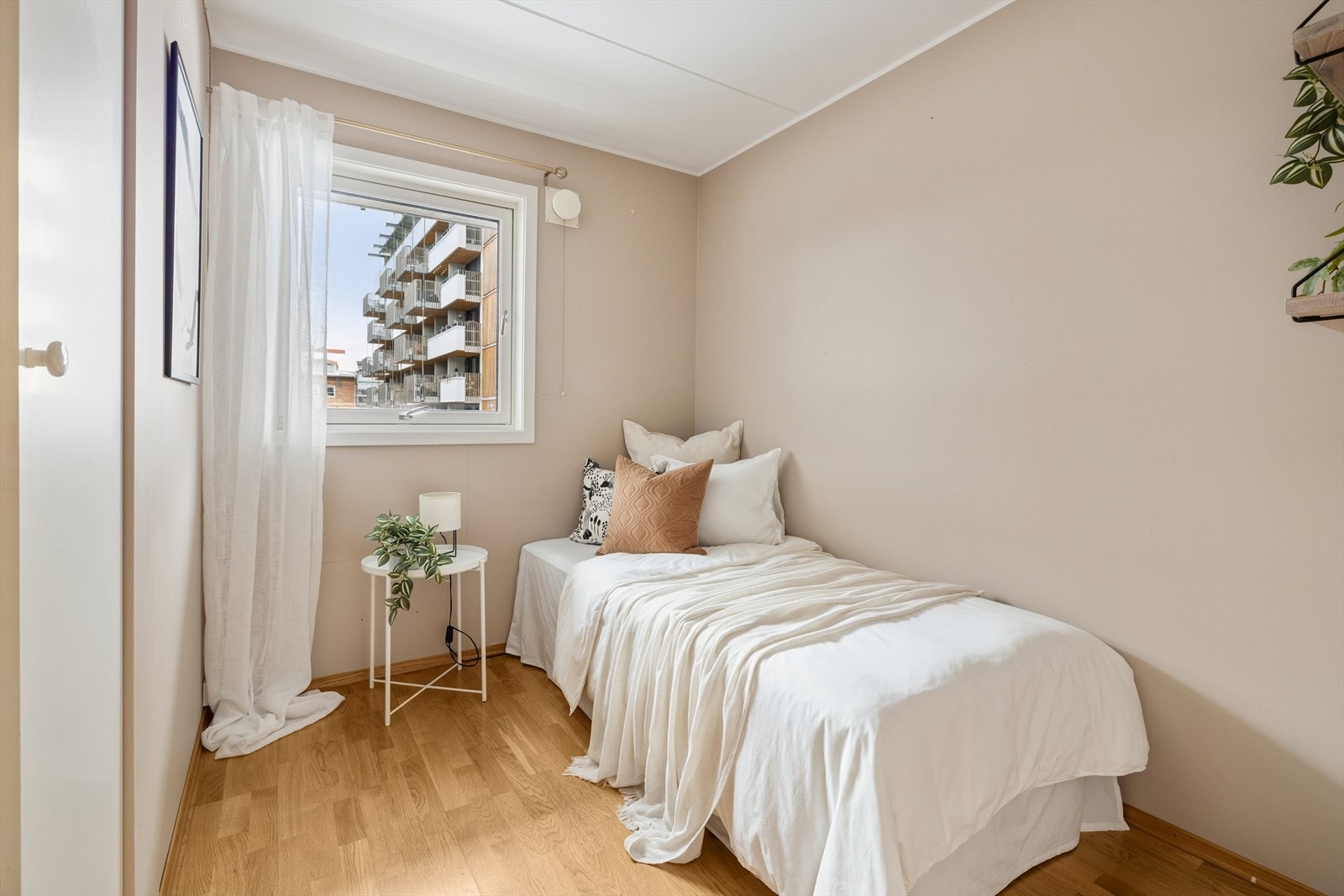 Begge soverommene har oppbevaringsplass i medfølgende garderobeskap. Galleribilde