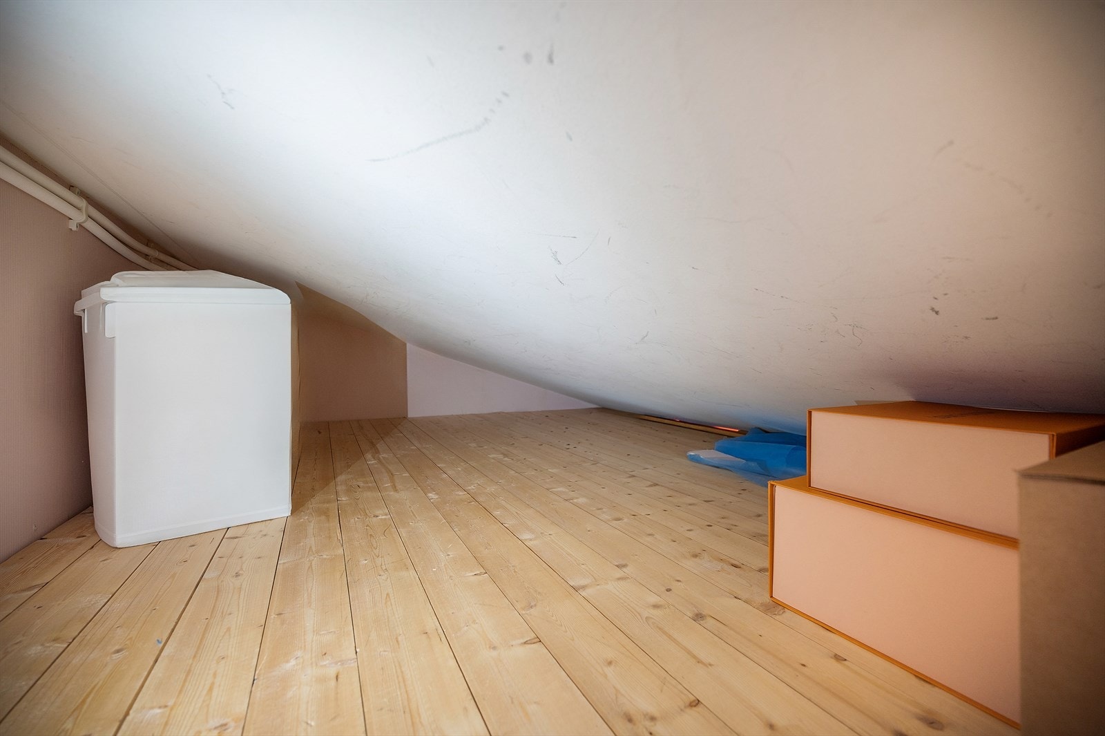 - Praktisk oppbevaringsplass på loftet - Galleribilde