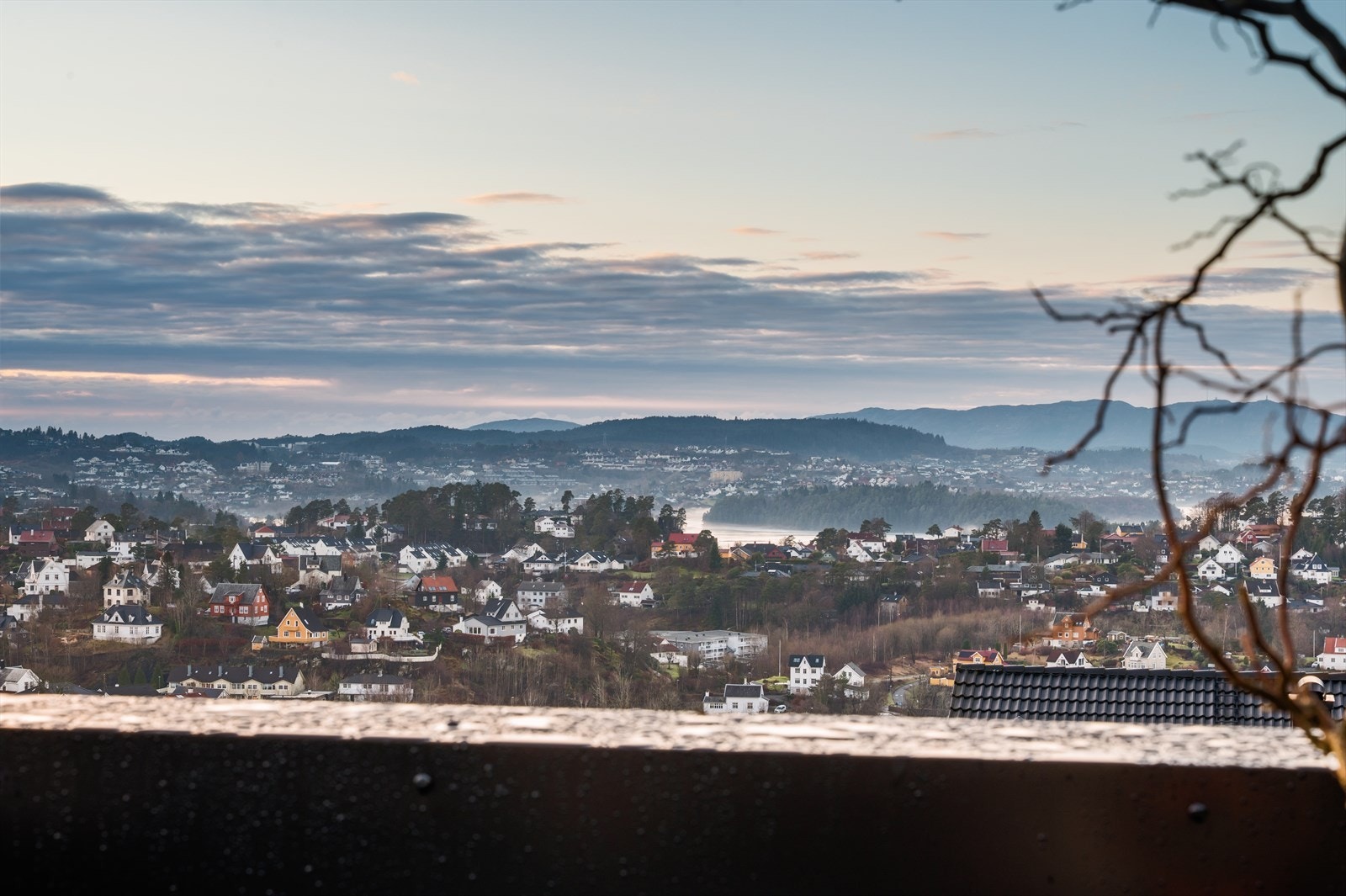 - Fra balkongen har man en nydelig utsikt over nærområdet - Galleribilde