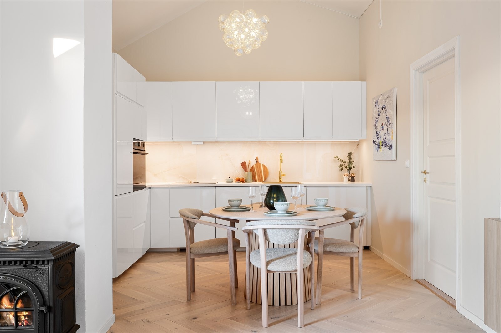 - Tidløs kjøkkeninnredning med slette fronter og benkeplate i laminat - Galleribilde