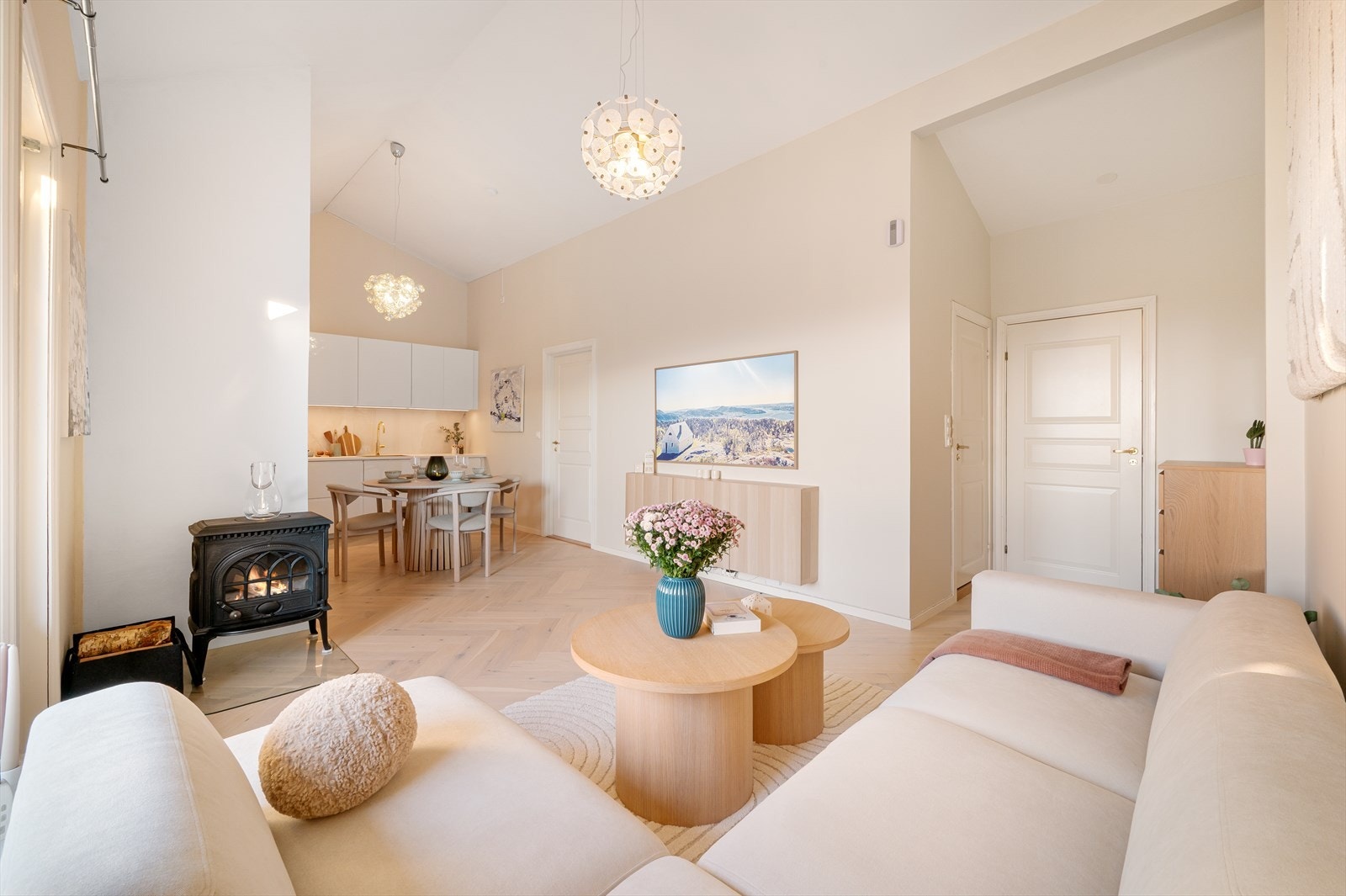 - Den åpne løsningen gjør stue/kjøkken til et praktisk og sosialt oppholdsrom - Galleribilde