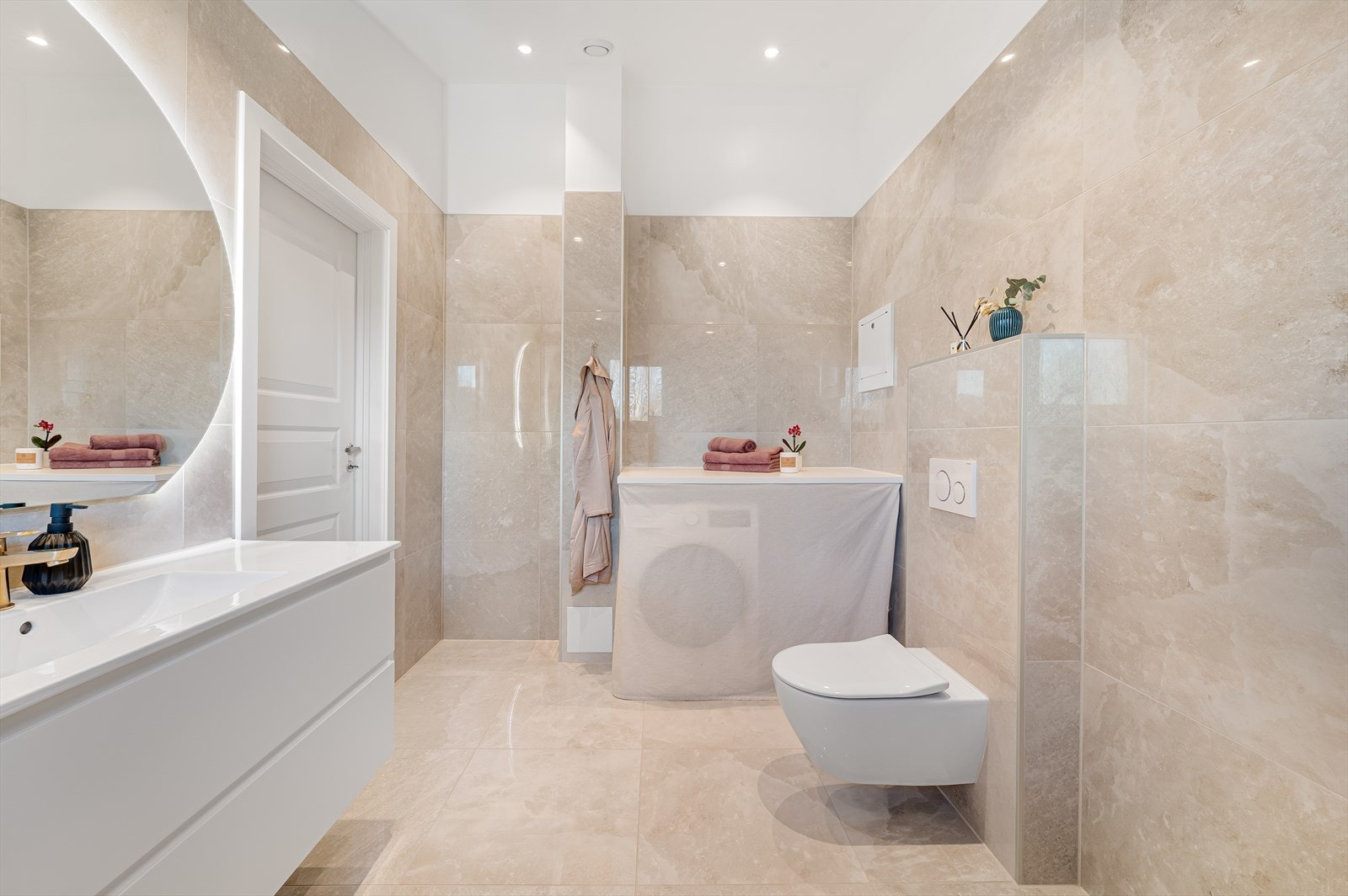 - Vaskenisje med plass til vaskemaskin diskret plassert bak oppheng - Galleribilde