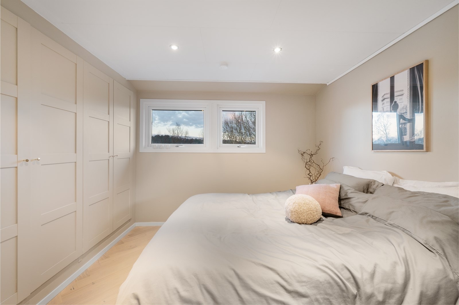 - Romslig hovedsoverom som byr inn til en god natts søvn - Galleribilde