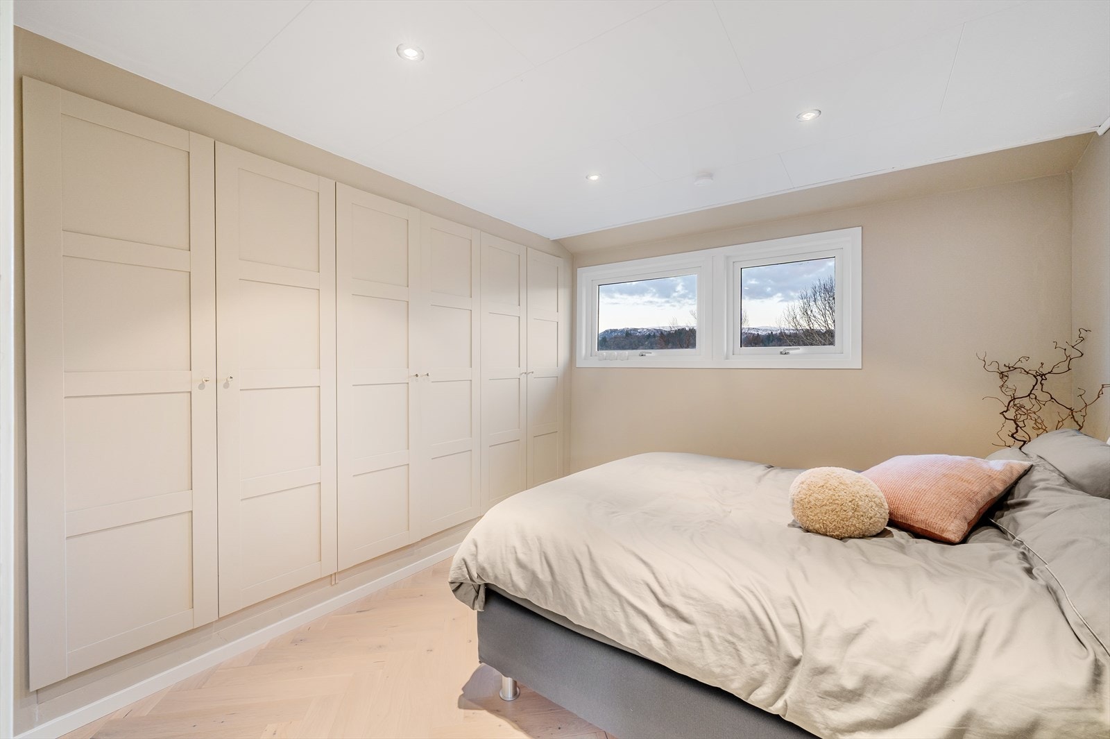 - Merk innebygget garderobeløsning langs hele veggen som bidrar til et nydelig helhetsinntrykk - Galleribilde