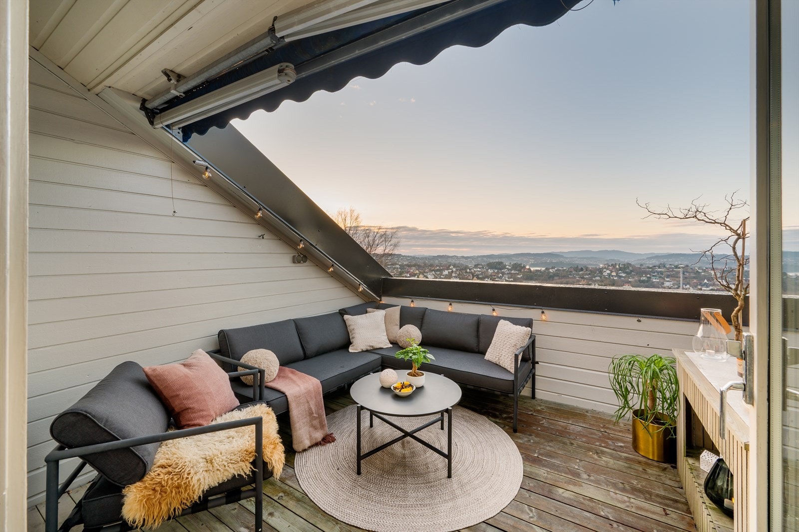 - Balkongen måler 13 m² og har terrassemarkise i overbygg - Galleribilde