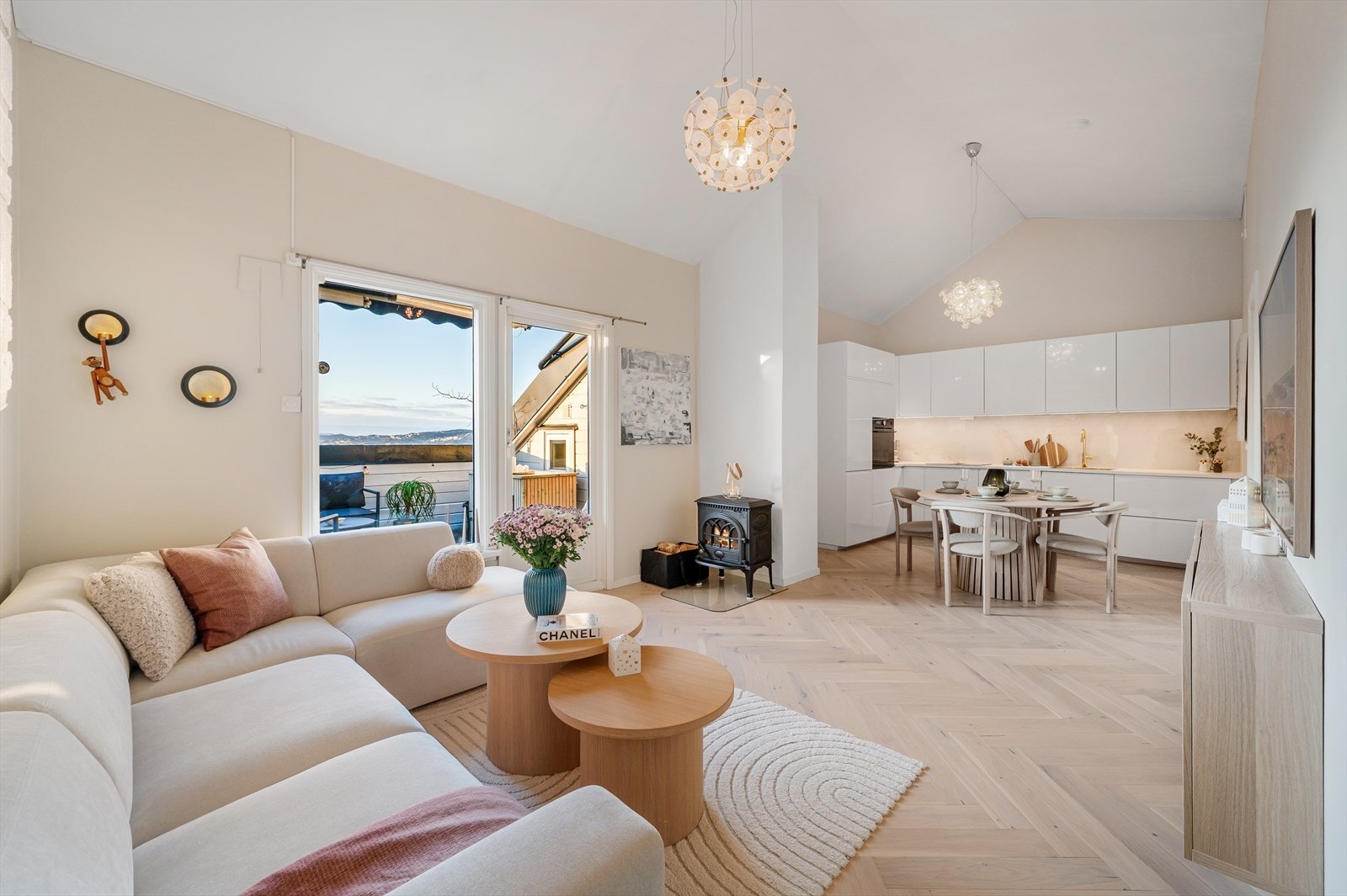 - Nordvik bolig v/Eirik Furholm-Haugen har gleden av å presentere Midtunhaugen 141A! (Foto: Christian Fagerland / Imotiv) - Galleribilde