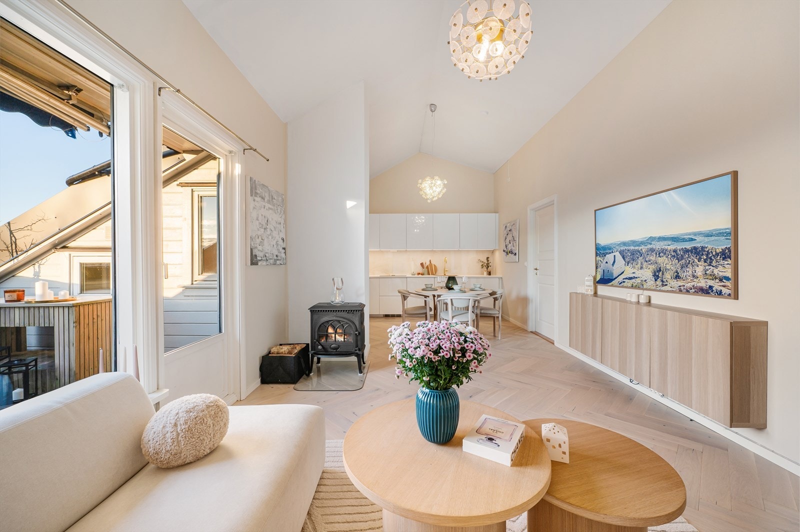 - De store vindusflatene sørger for godt med verdifullt lysinnslipp i leiligheten - Galleribilde