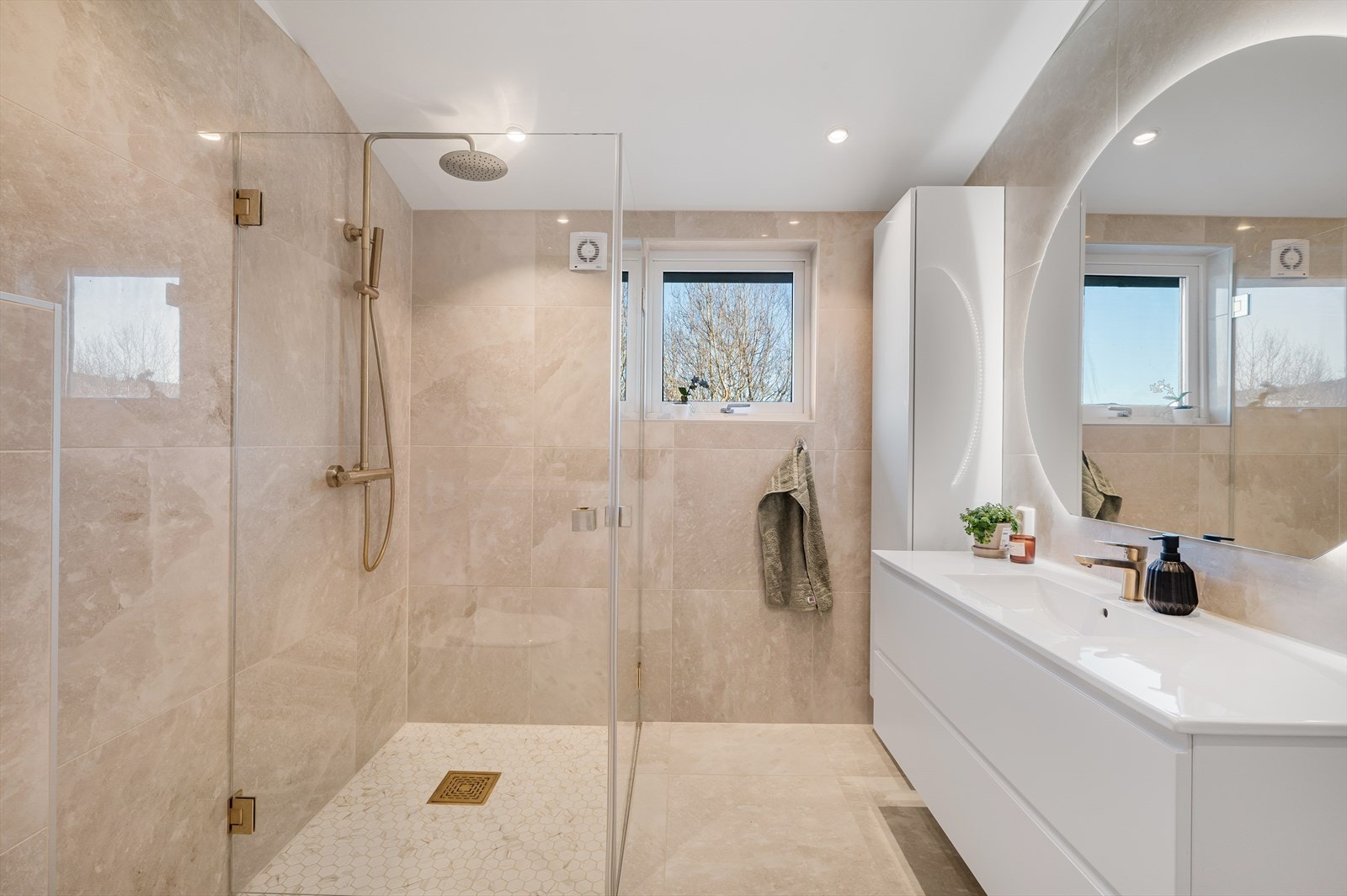 - Rålekkert, helfliset baderom med fantastisk fine farge- og materialvalg - Galleribilde