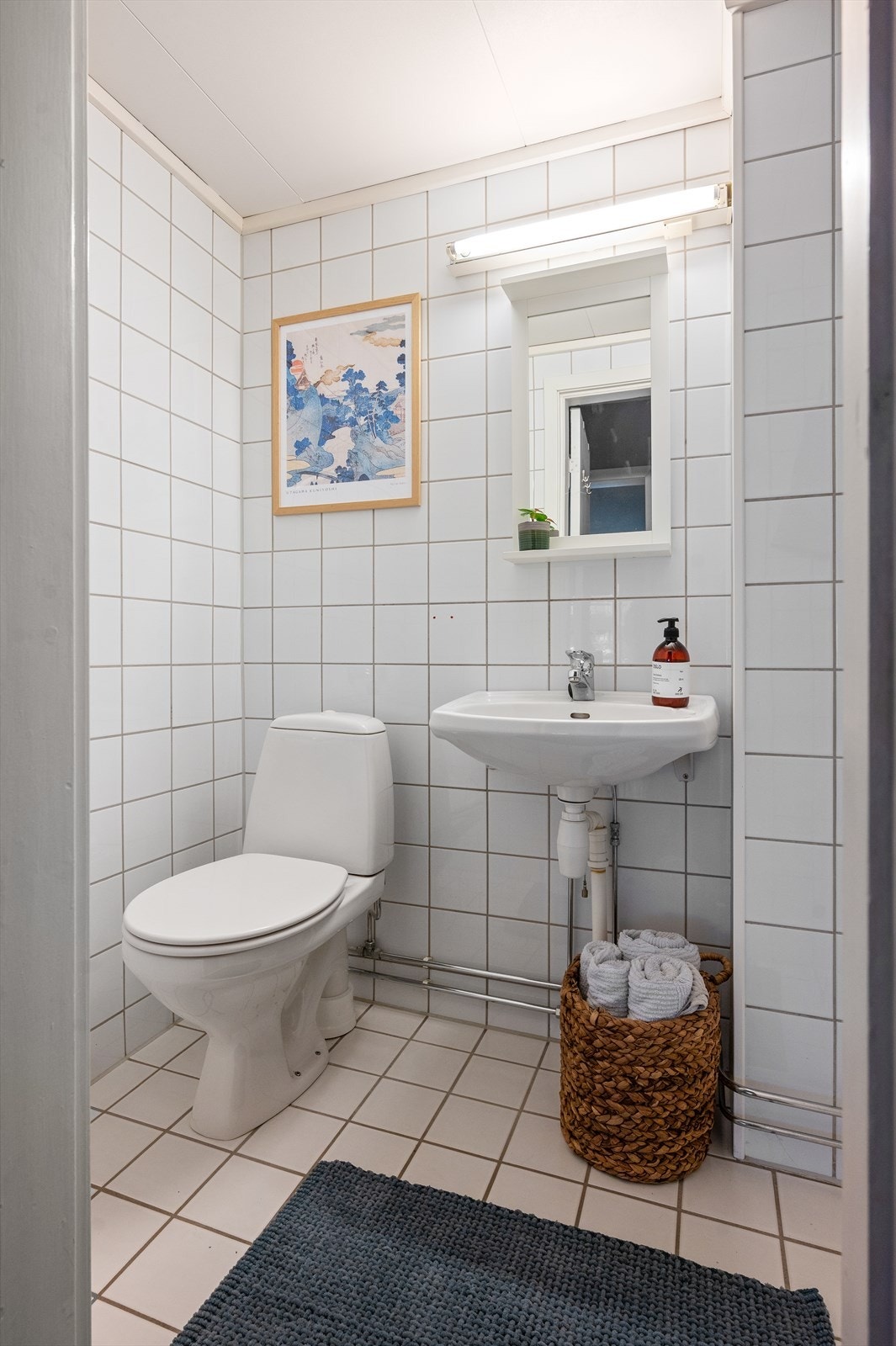 Flislagt bad med elektrisk gulvvarme som sørger for en behagelig start på dagen. Galleribilde