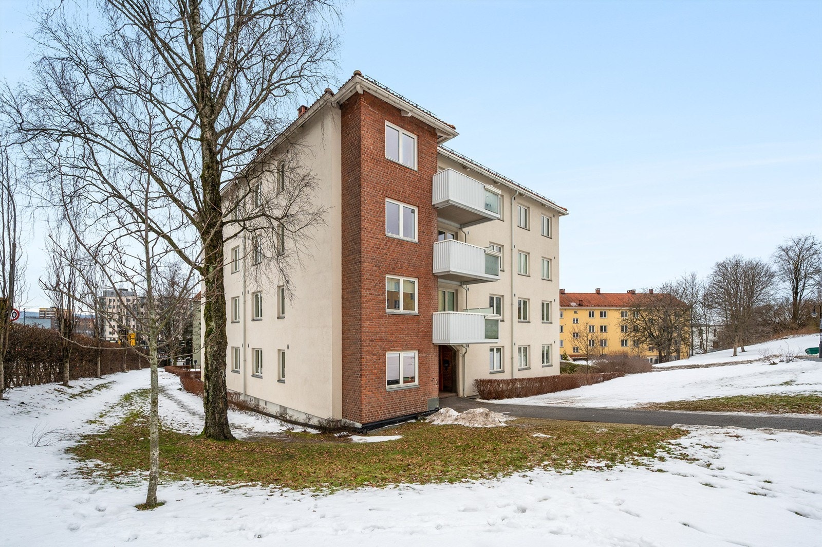 Keyserløkka Øst er et veletablert borettslag med store, parklignende grøntarealer. Galleribilde