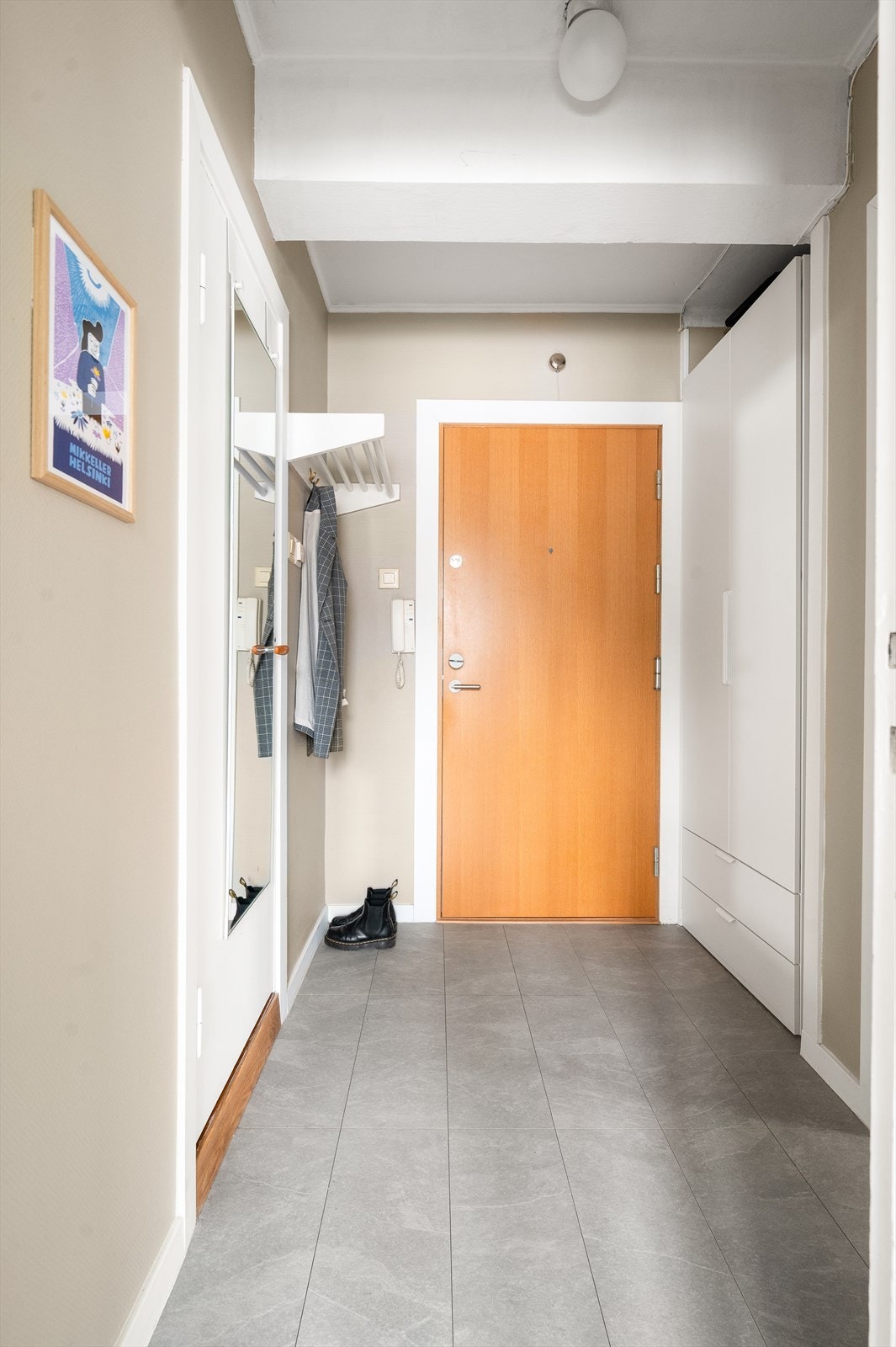 Entréen har også et romslig garderobeskap for ytterligere oppbevaringsplass. Galleribilde