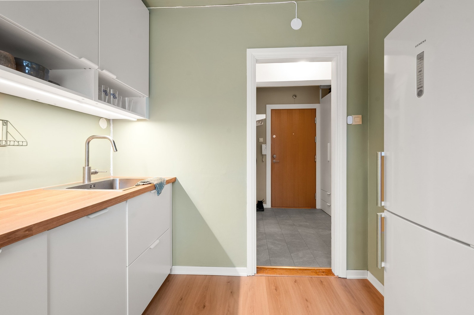 Her har du god benkeplass som gjør matlagingen enkel. Galleribilde