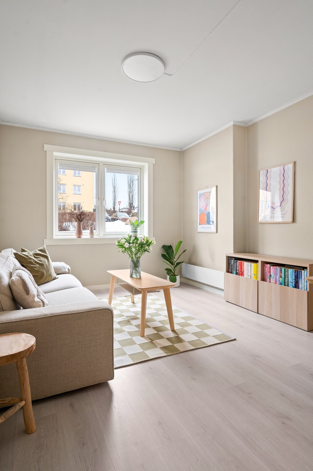 Store vindusflater som slipper inn rikelig med lys, kombinert med takhøyden på 2,50 meter, gir en luftig romfølelse. Galleribilde