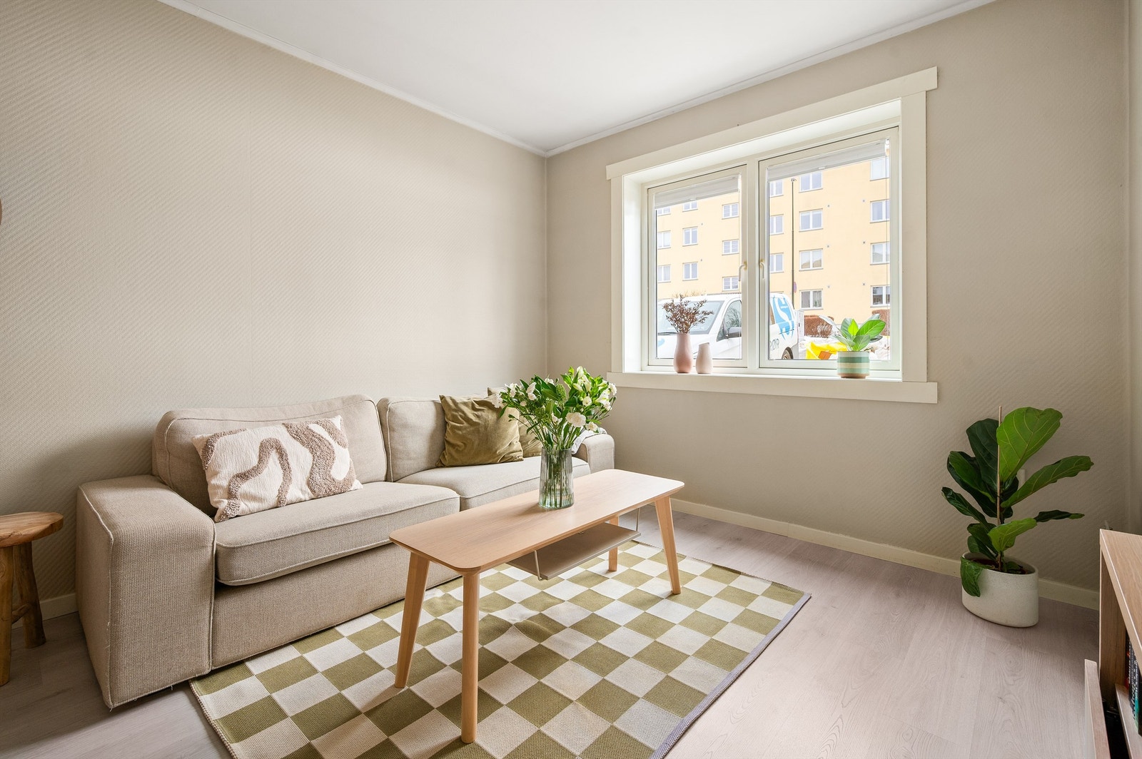 Stuen har god plass til sofagruppe og har overflater holdt i tidsriktige og behagelige nyanser. Galleribilde