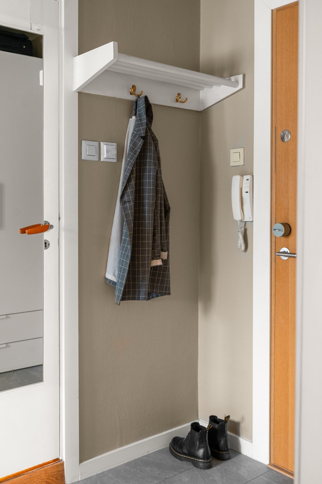 Her er det god plass til å henge fra seg yttertøyet og sette fra seg sko. Galleribilde