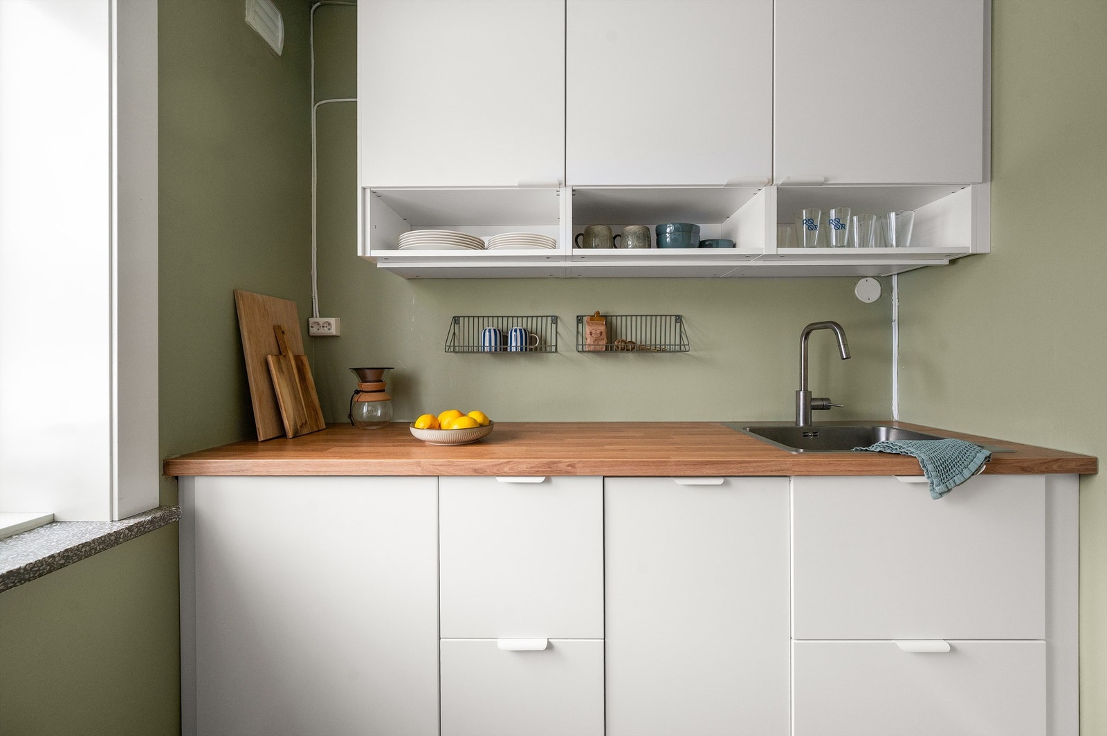 Innredningen har glatte fronter, benkeplate i laminat og god skapplass. Galleribilde