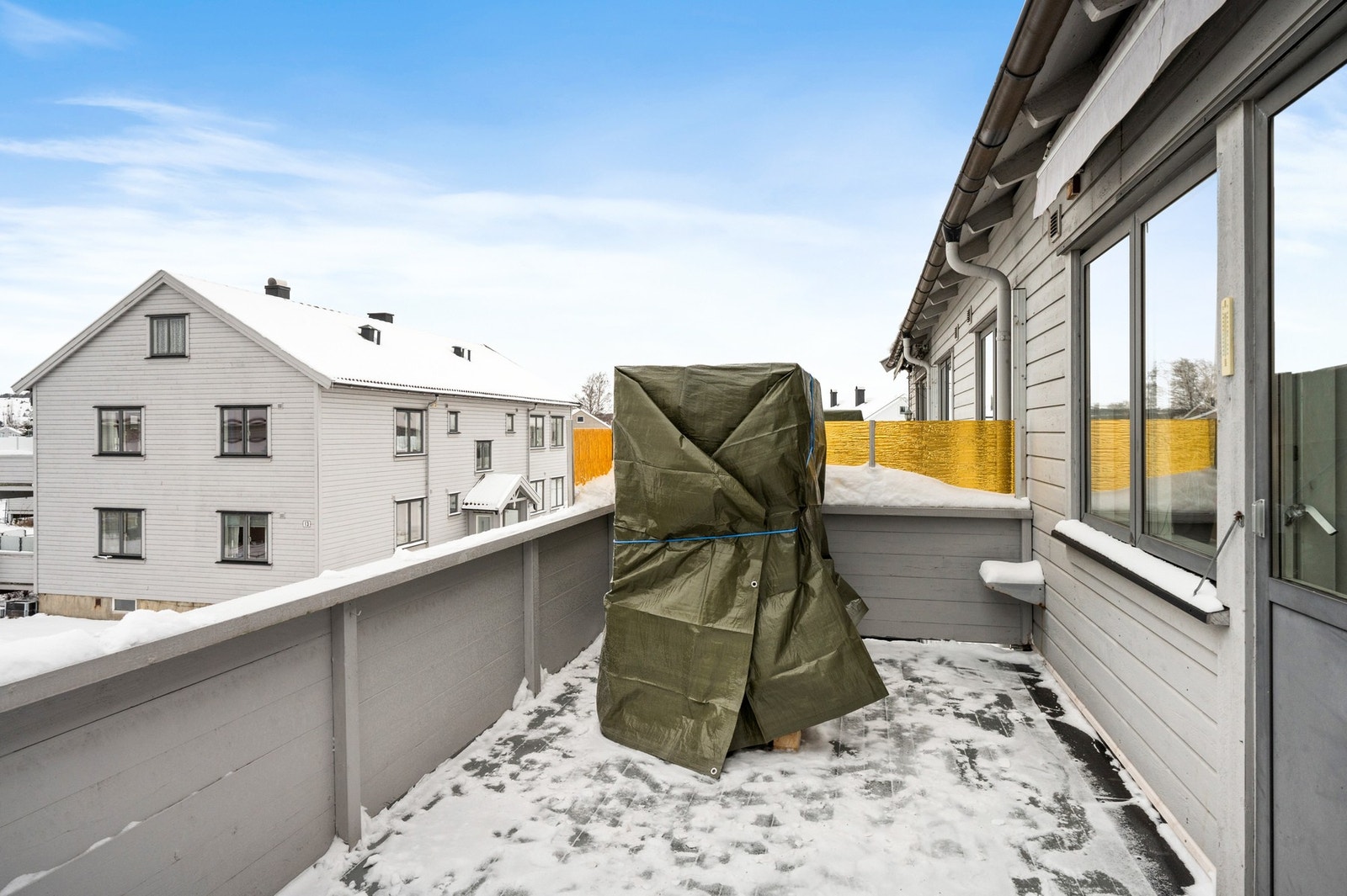 Balkong - leiligheten vil få nye vinduer og dør. Galleribilde