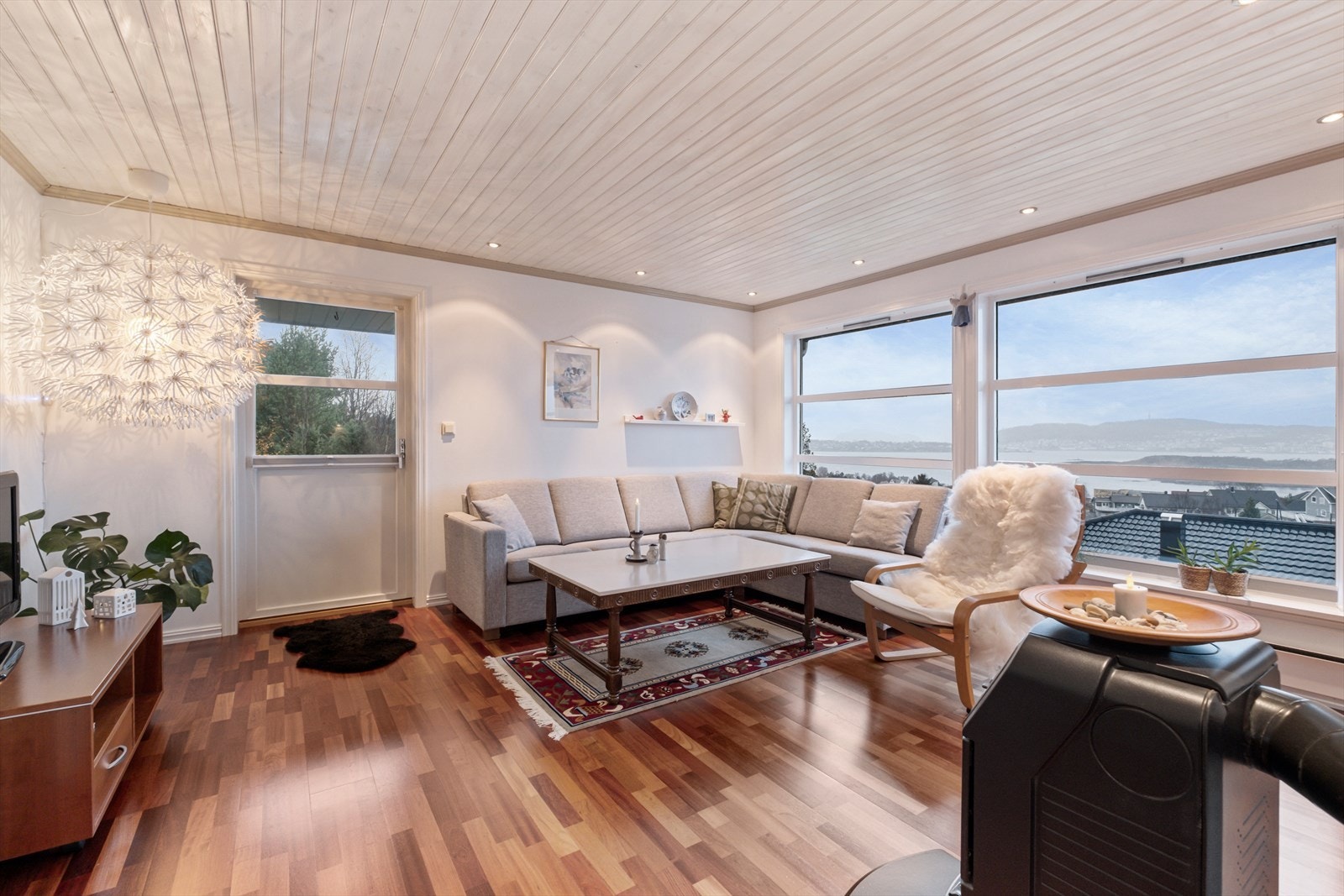 Fra stuen er det utgang til veranda. Her er også store vindusflater med nydelig utsikt Galleribilde